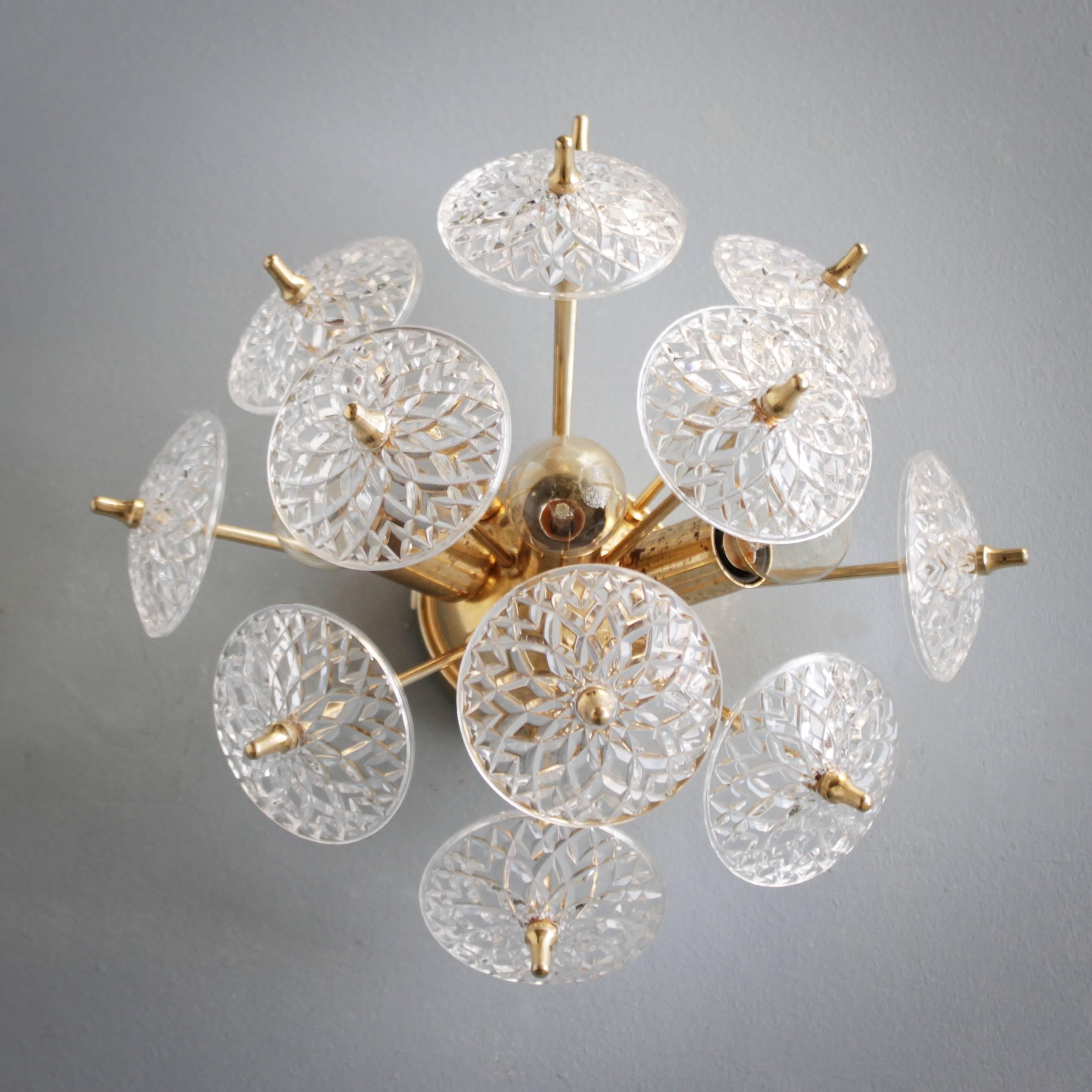 Wall light or sconce by Val Saint Lambert made in Belgium. Brass with crystal flowers and three-light bulbs.
Measures: Height 9.4 in. (24 cm), 13.3 inches diameter (34 cm).
We have a second one in stock.