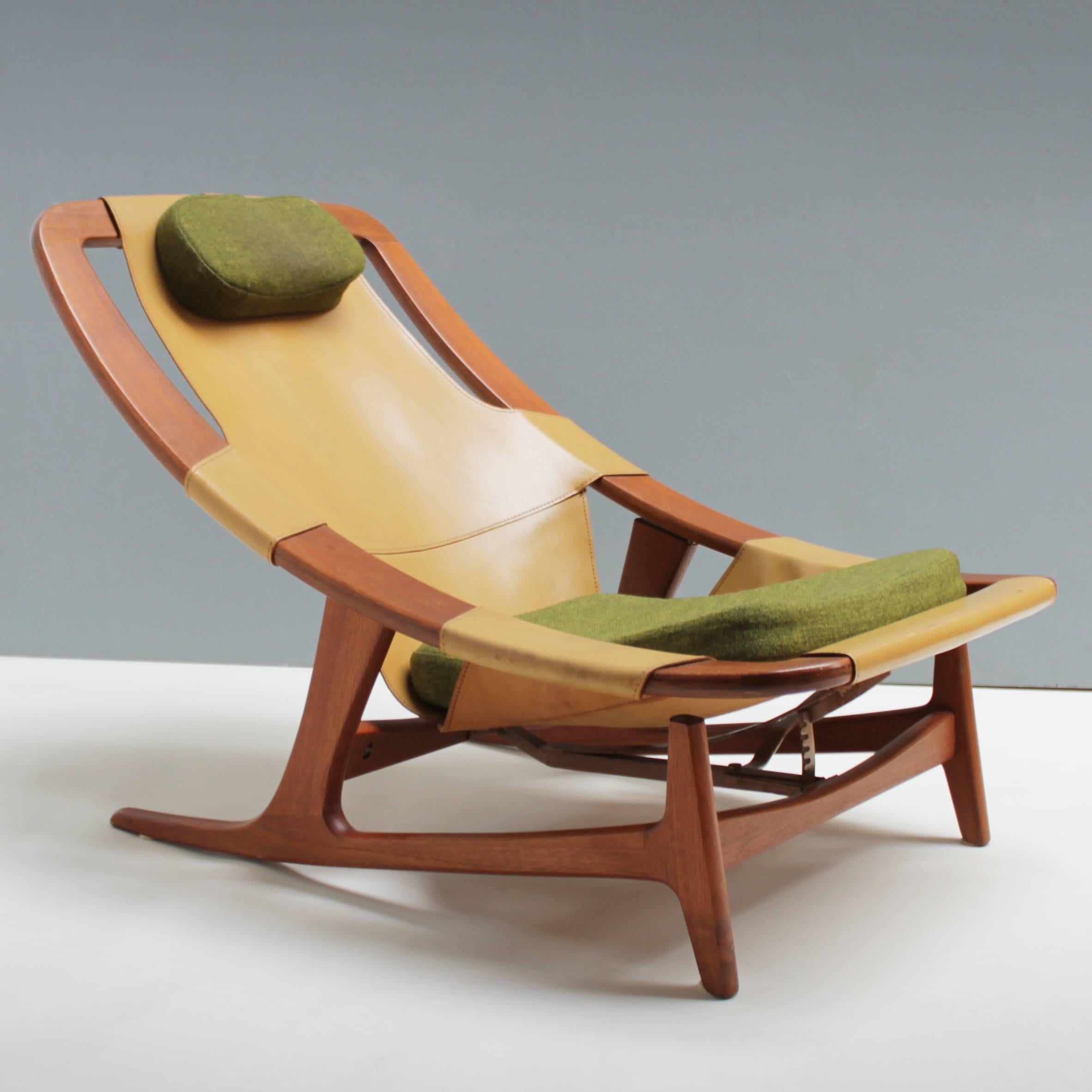 Lounge chair 'Holmenkollen' by Arne Tidemand Ruud. Manufactured by A/S Inventar, Gjövik for Norcraft. Teak, adjustable seat, beige cow leather and original green cushions. The leather marked: Norcraft NORWEGIAN DESIGN, MADE IN NORWAY.
Beautiful