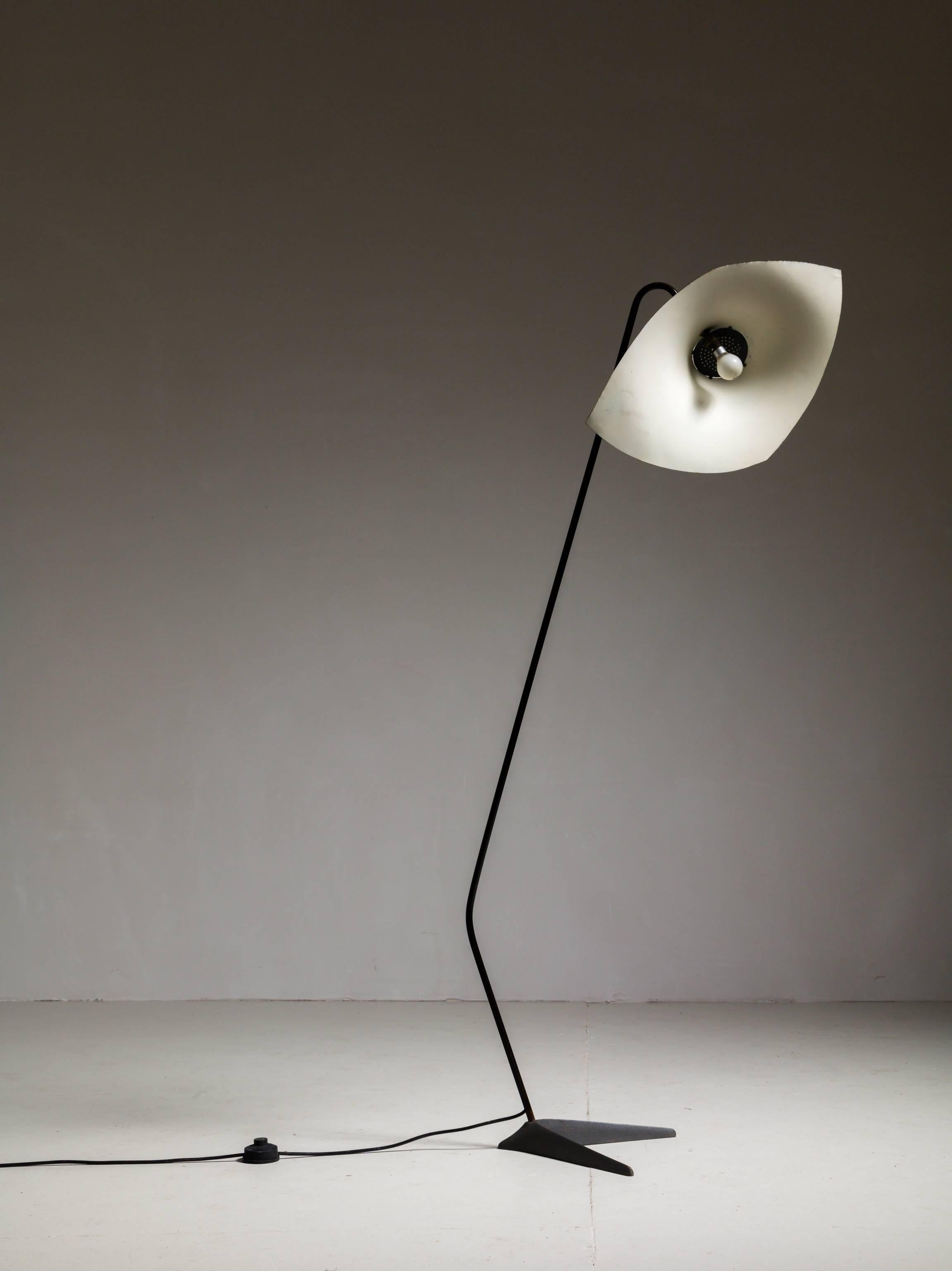 'Manta Ray' Black Metal Floor Lamp, France, 1950s In Good Condition For Sale In Maastricht, NL