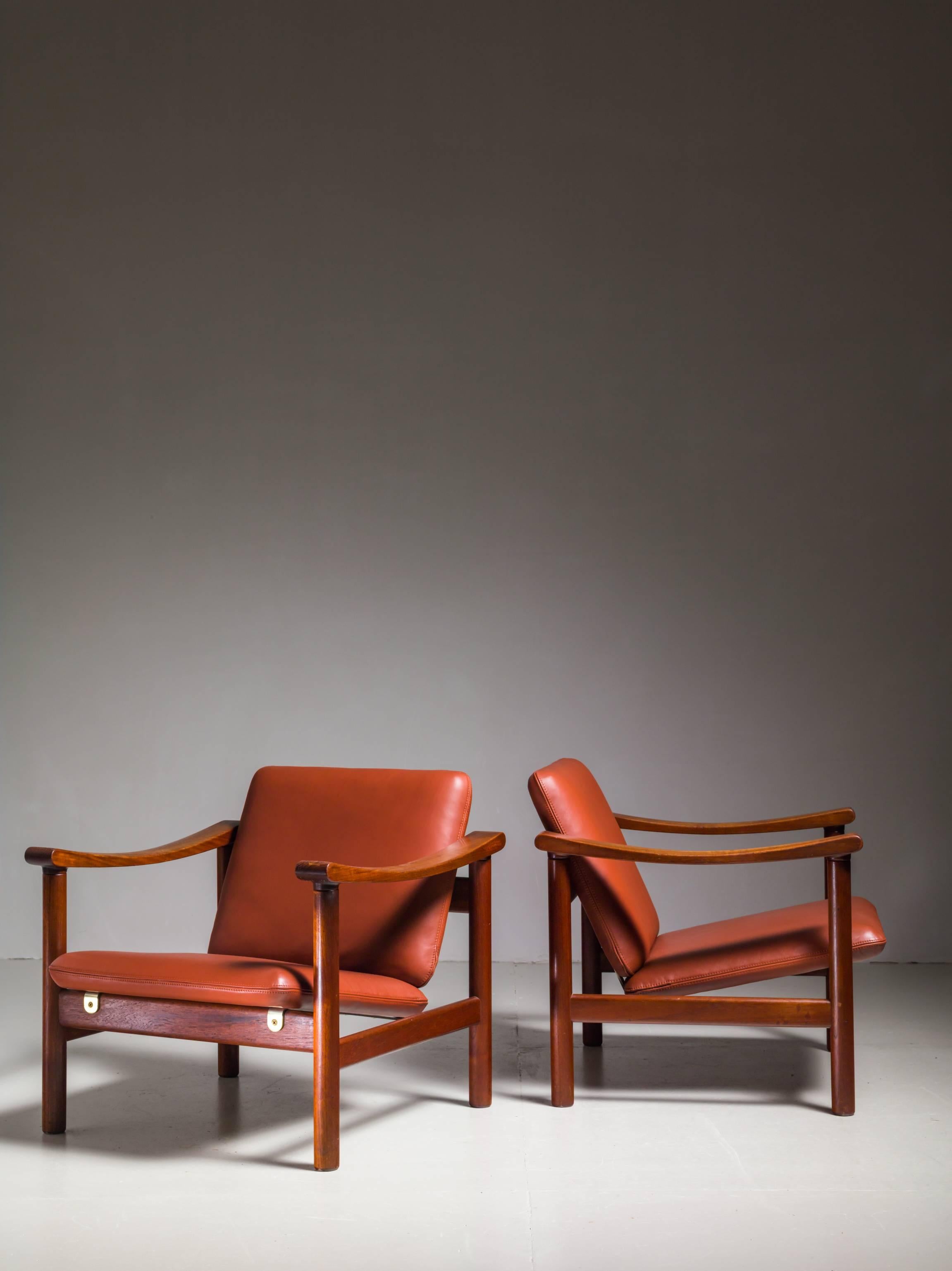 A pair of rare Hans Wegner lounge chairs for GETAMA. The chairs are made of a wooden frame, with a reclining seat and backrest, supported by metal rails.
The chairs were professionally reupholstered in our atelier with a beautiful brown leather.
