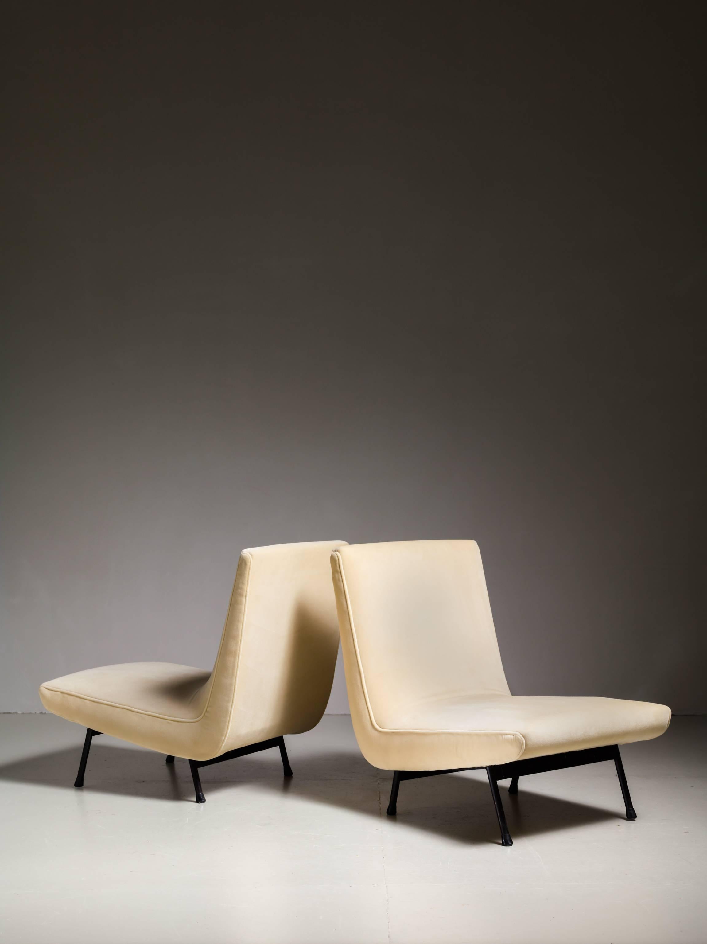 Mid-Century Modern Pair of Cream White Slipper Chairs, France, 1950s For Sale
