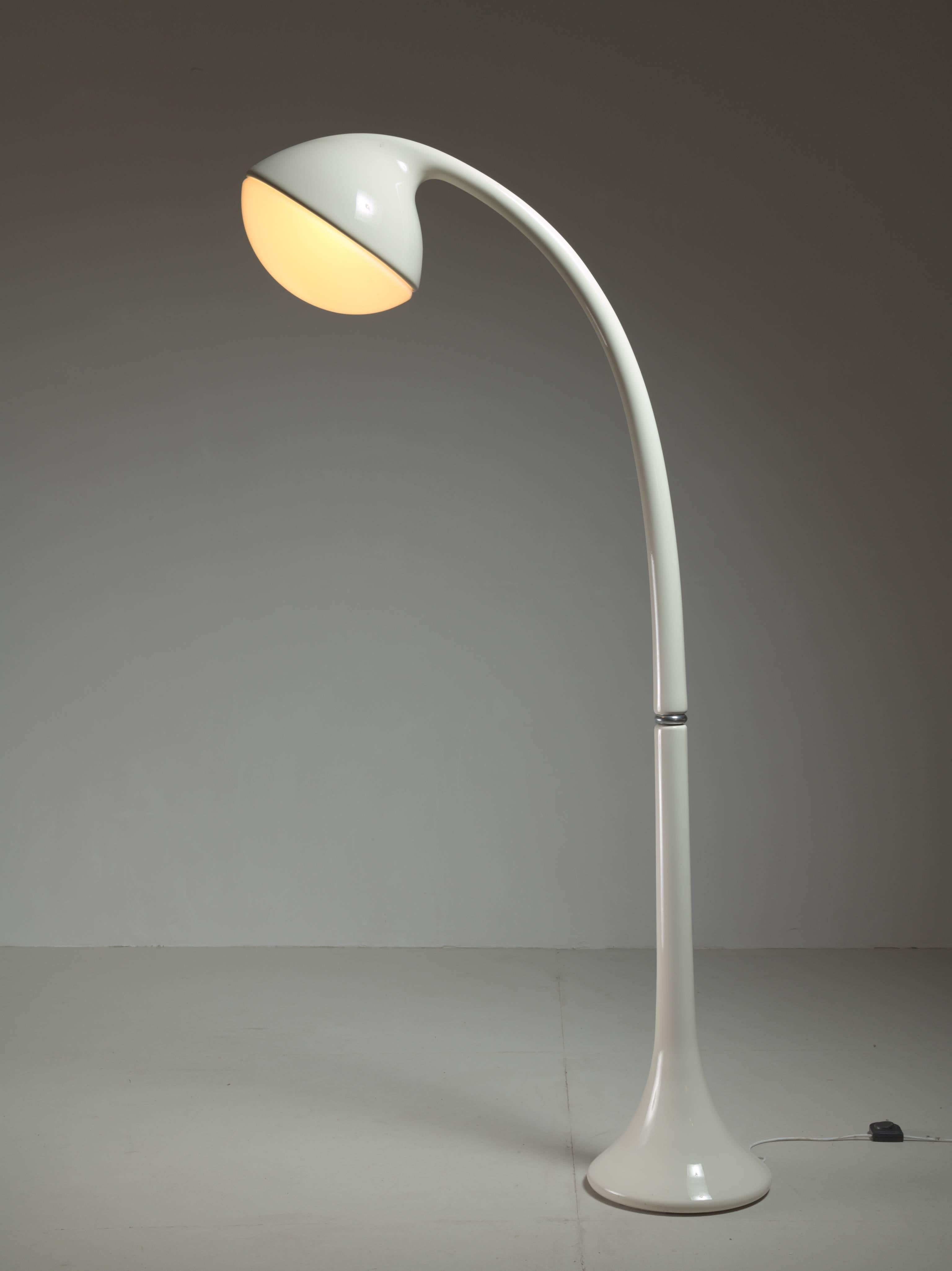 A white Italian floor lamp by Fabio Lenci for Guzzini. The lamp is made of enameled wood with a perspex shade. A real eye-catcher and in a perfect condition.
 