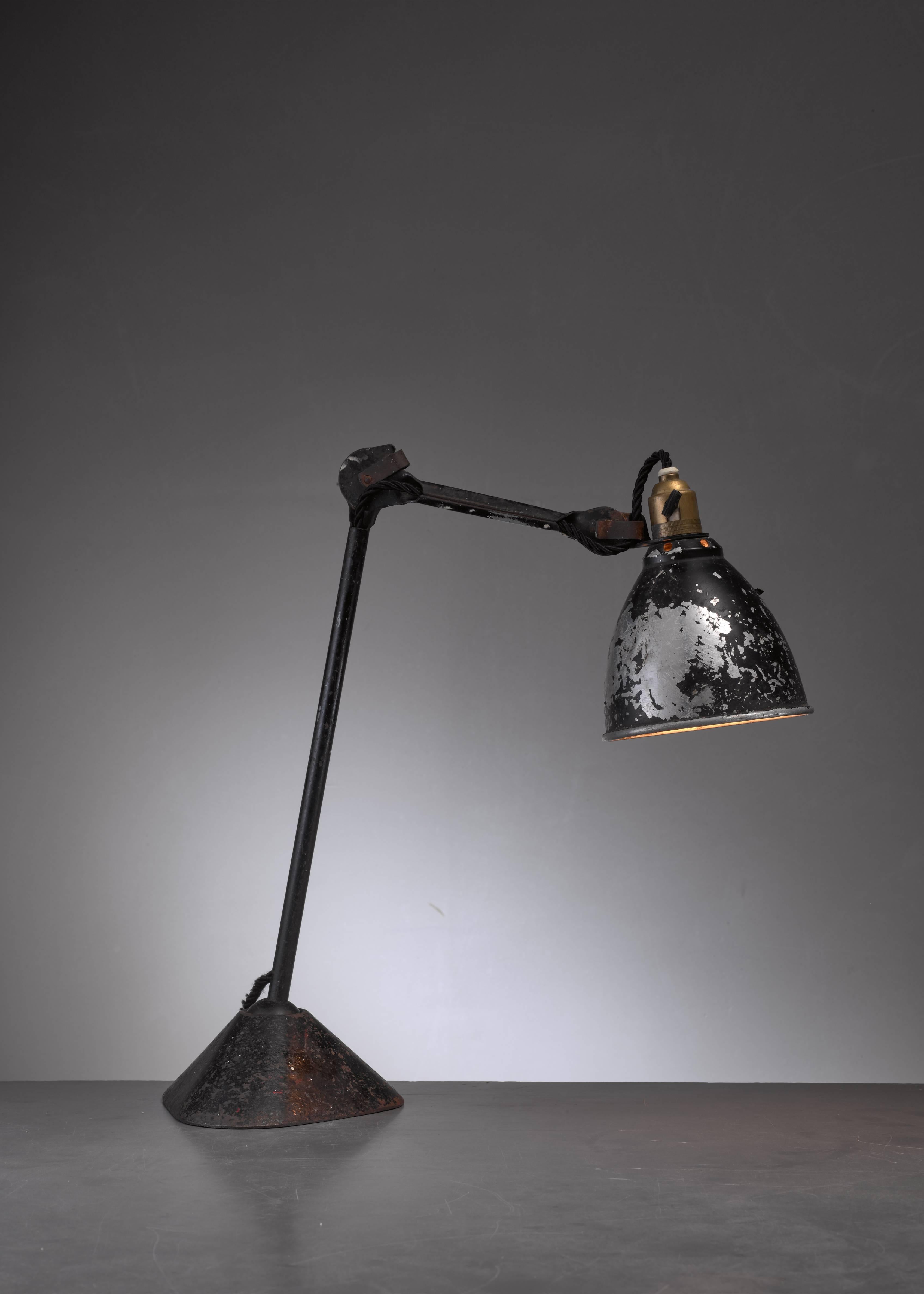 The iconic Lampe Gras model 205 table lamp was designed in 1921 by Bernard-Albin Gras and produced by Didier des Gachons & Ravel. The ball-joint connection in the foot allows you to postion the stem in any desired angle.