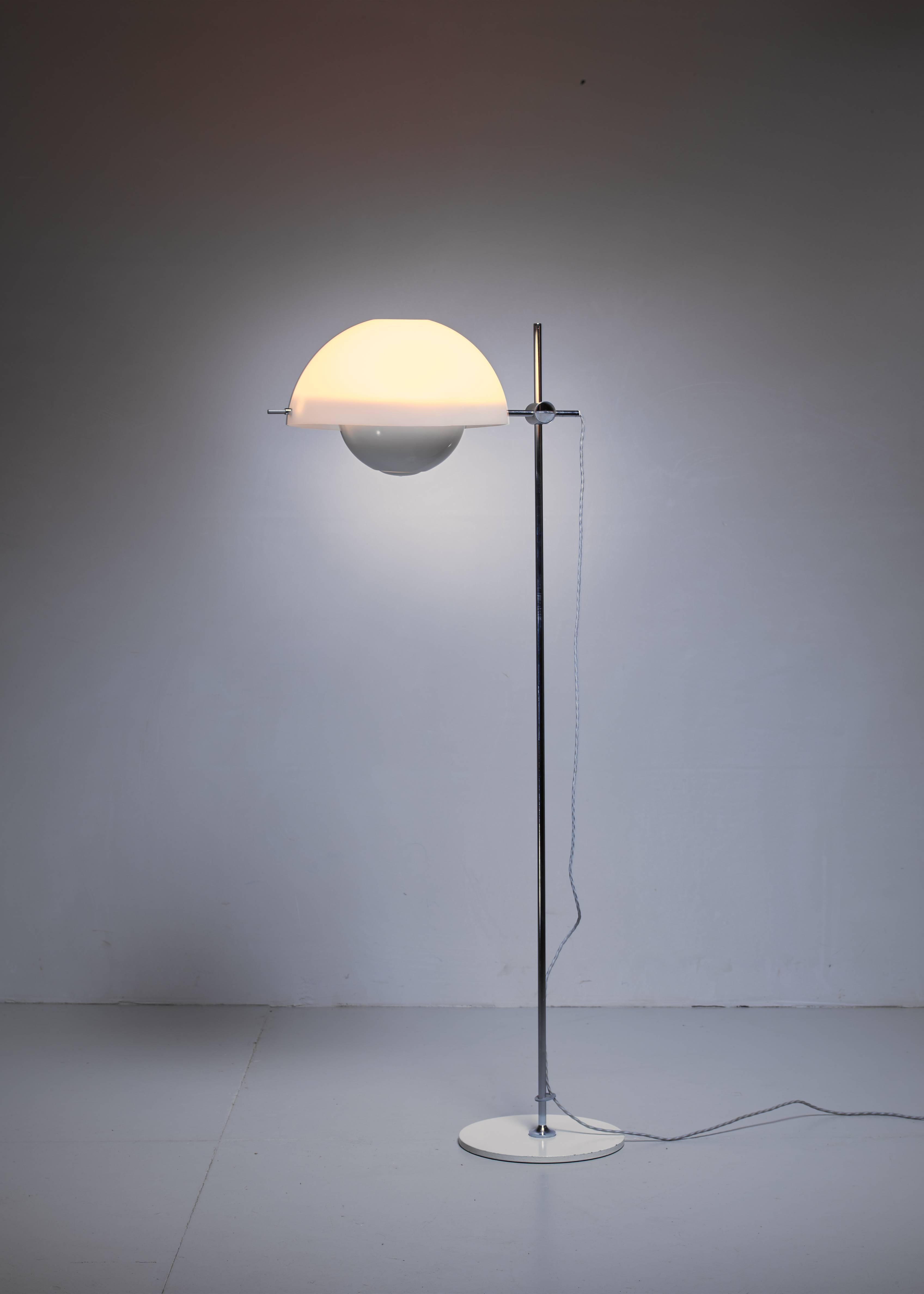 A rare, height-adjustable type 300 floor lamp by Rico & Rosemarie Baltensweiler. The lamp is made of a stainless steel frame with a white plastic hood. The hood is rotatable and has two lightbulbs inside.

A beautiful detail is the light switch that