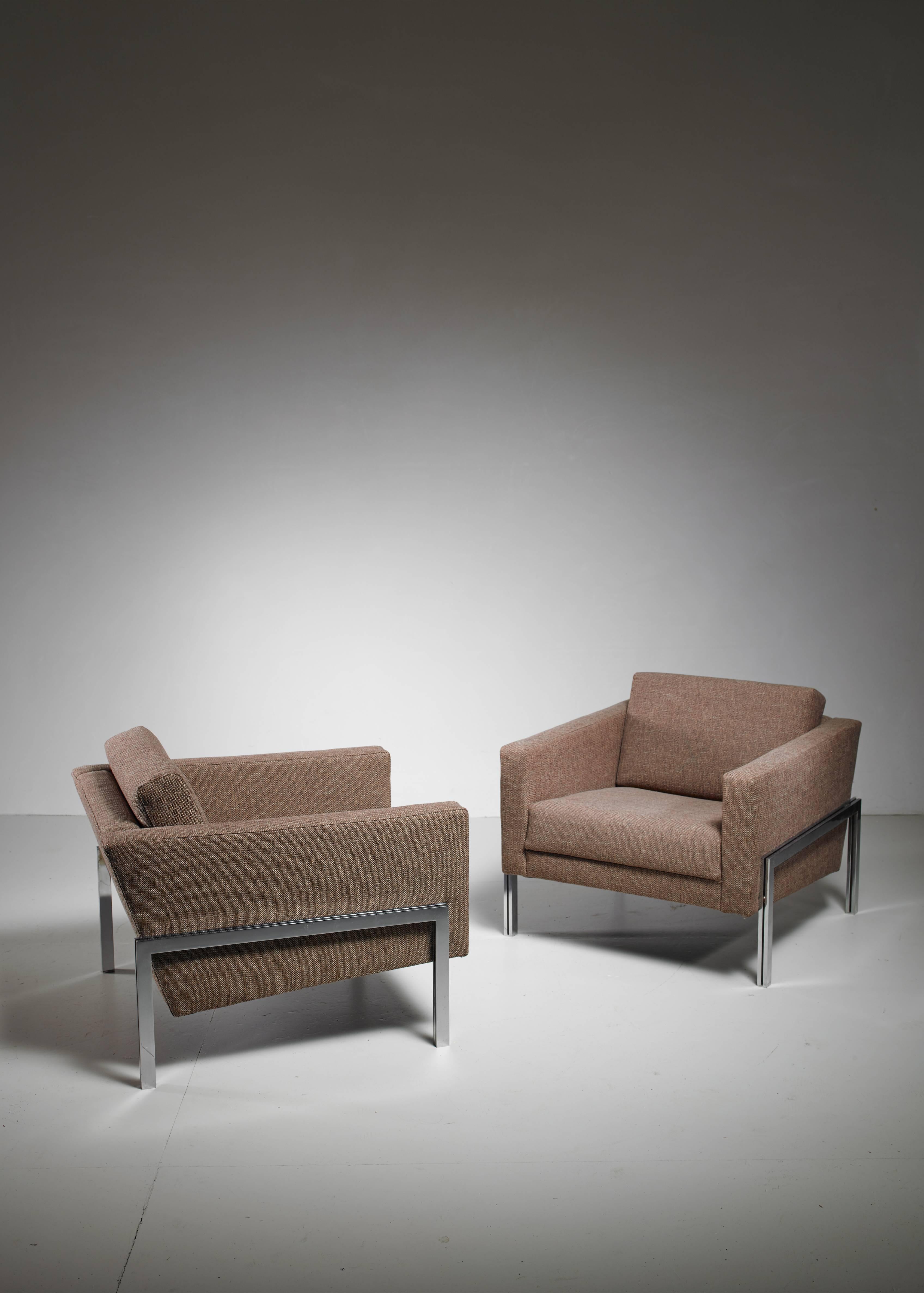 A pair of lounge chairs by Swiss designer Kurt Thut. The chairs have a metal frame and are newly upholstered in brown grey fabric and in a perfect condition.