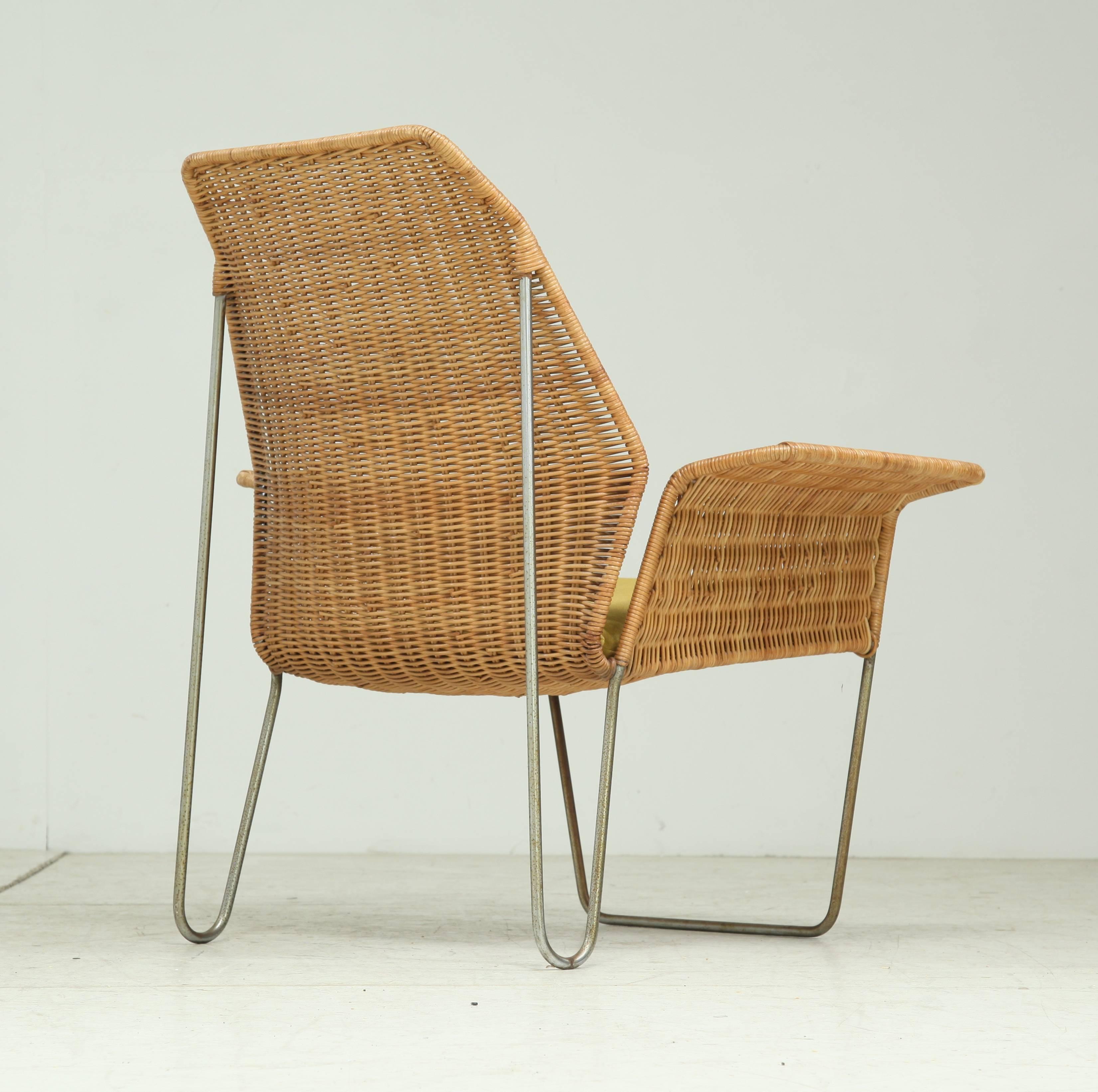 Dutch Design rattan armchair on a bent iron frame, 1960s In Excellent Condition For Sale In Maastricht, NL