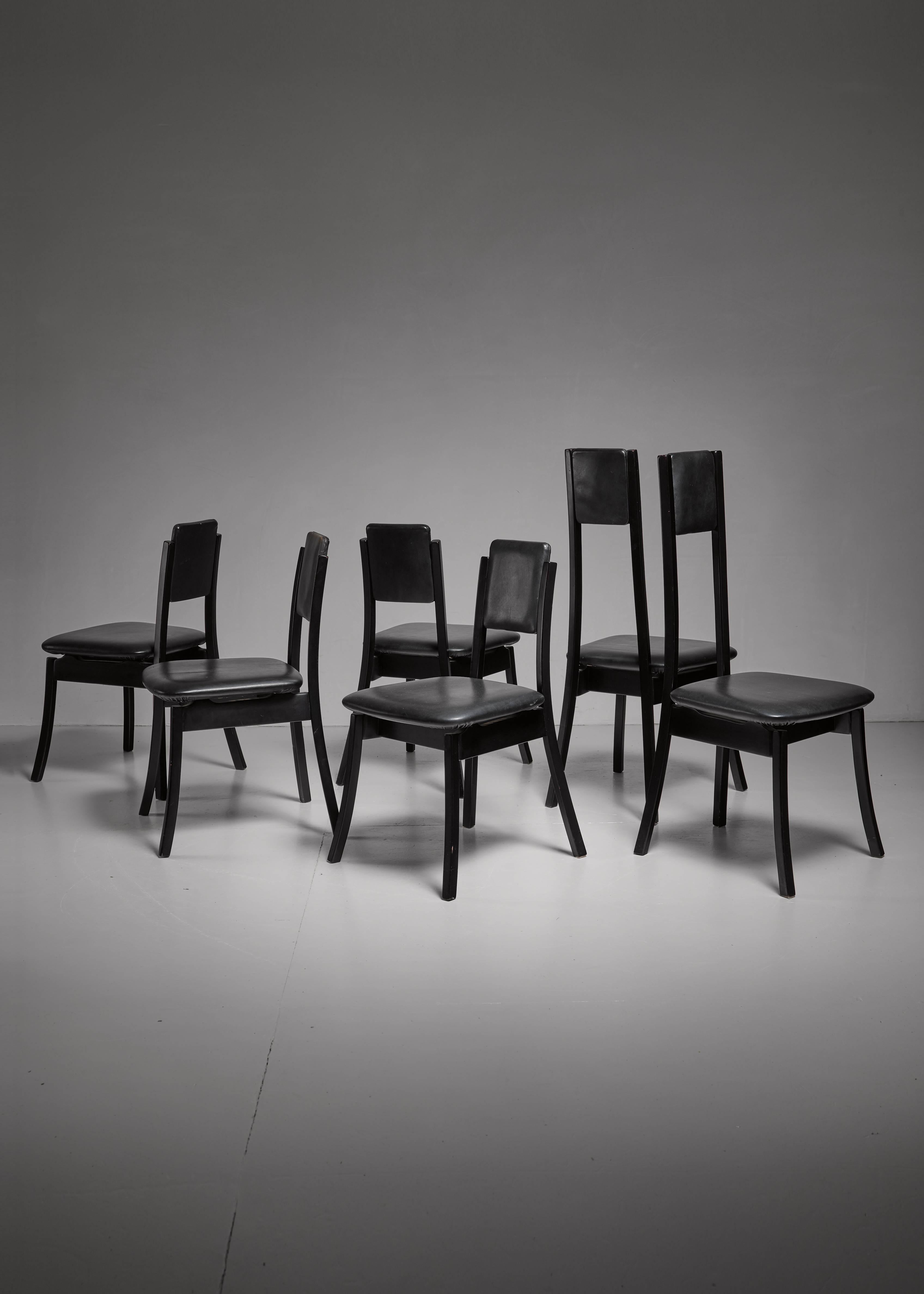 A set of six black S11 dining chairs by Italian architect and designer Angelo Mangiarotti, produced by Sorgente dei mobili in 1972. The chairs are made of black lacquered wood with black leather on the seating and backrest. 

The measurements