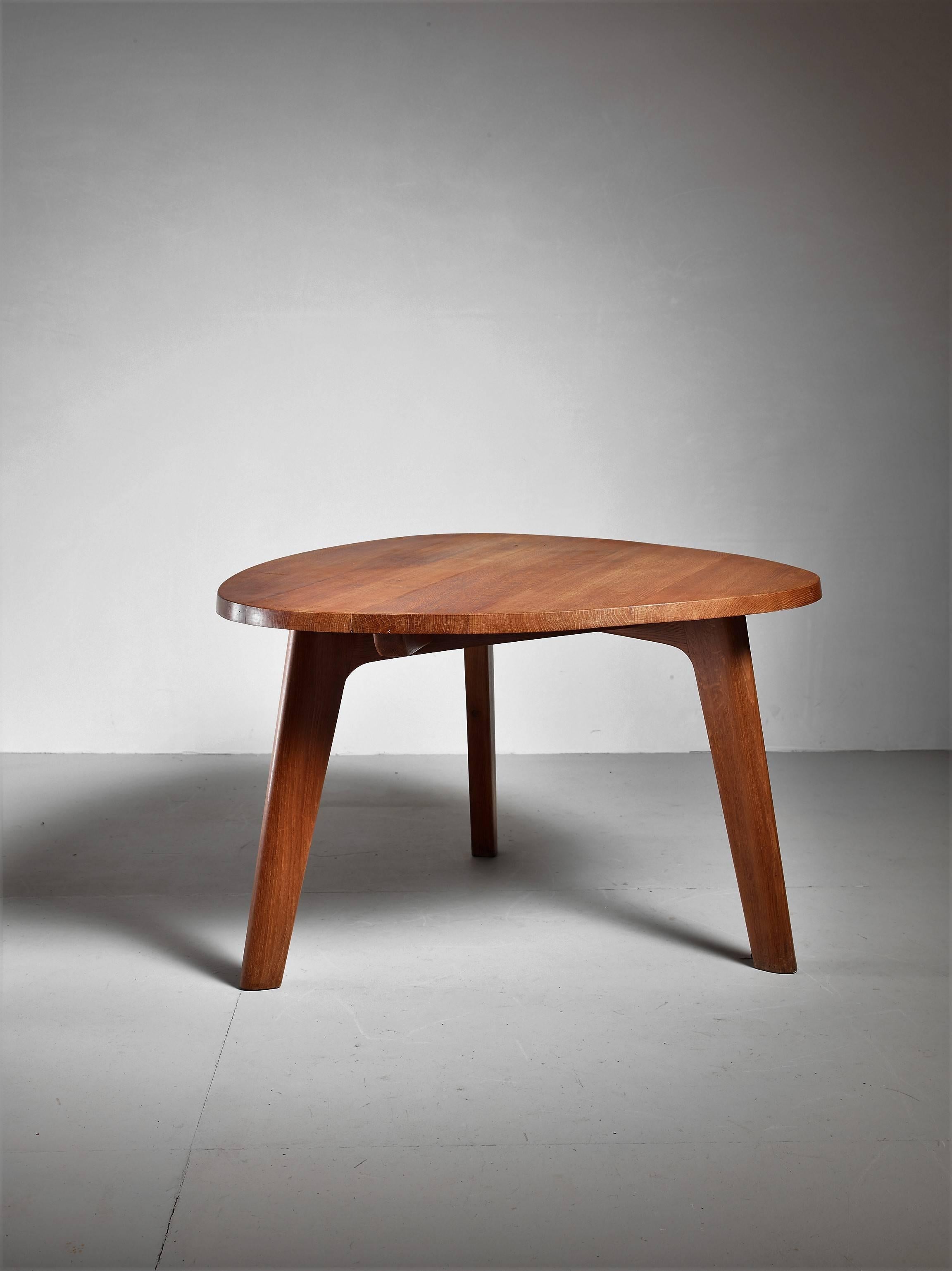 A triangle-shaped oak dinner table from France in the Campagne style known from designers like Pierre Chapo. The slim and light appearance combined with the more heavy wood give this table its special character.
* This piece is offered to you by