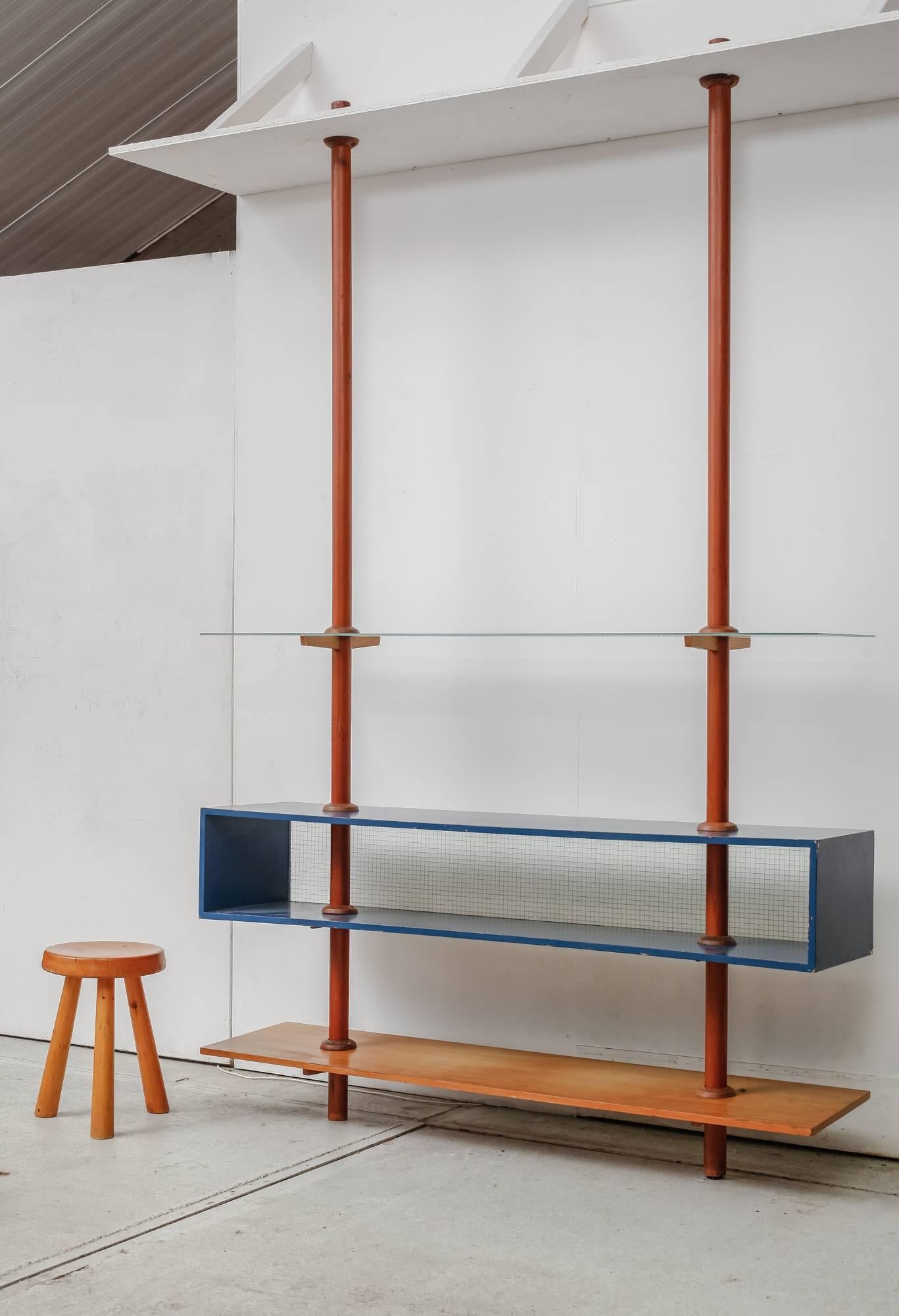 A unique room divider by Dutch designer Cor Alons, from circa 1950. The divider is made of two pine poles that hold the other elements and that can be fixed between the floor and ceiling. It has an ash shelf at the bottom and a mesh wire glass shelf