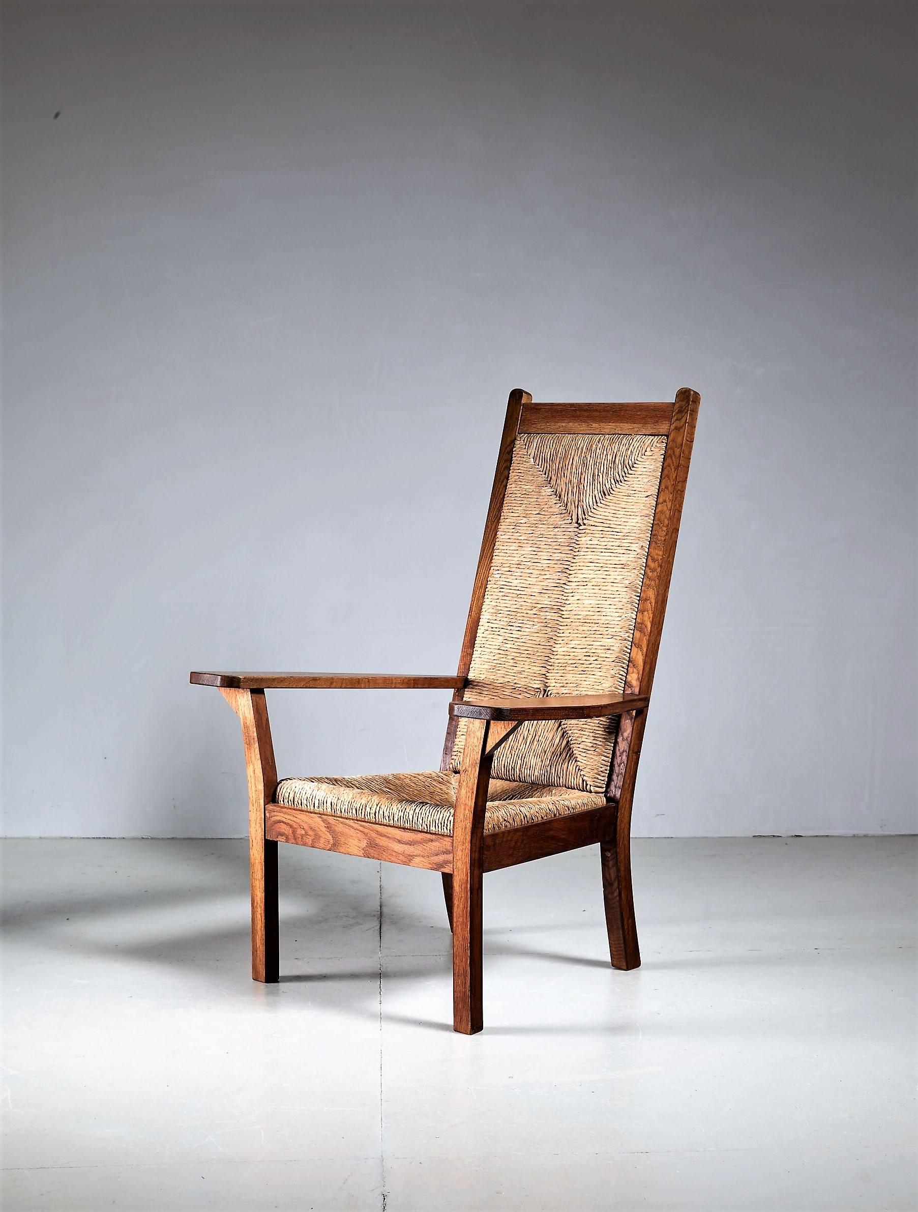 A Worpsweder high back armchair, designed by Willi Ohler in the 1920s. The chair is made of an oak frame with wide armrests and with a woven rush seating and backrest. The original rush is in a great condition. Womderful Campagne style