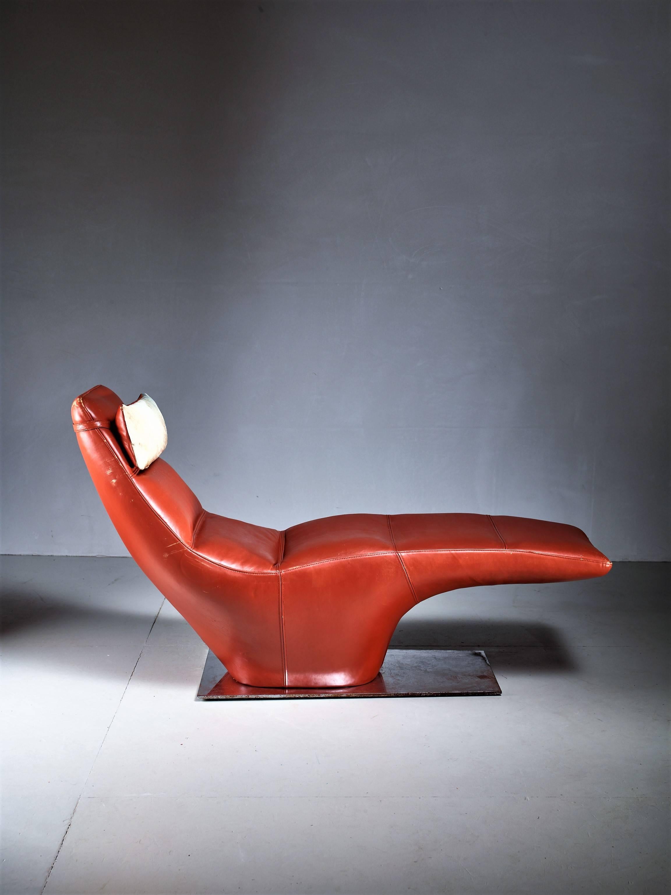 Leather Chaise Longue with Cowhide Pillow, 1960s In Good Condition For Sale In Maastricht, NL