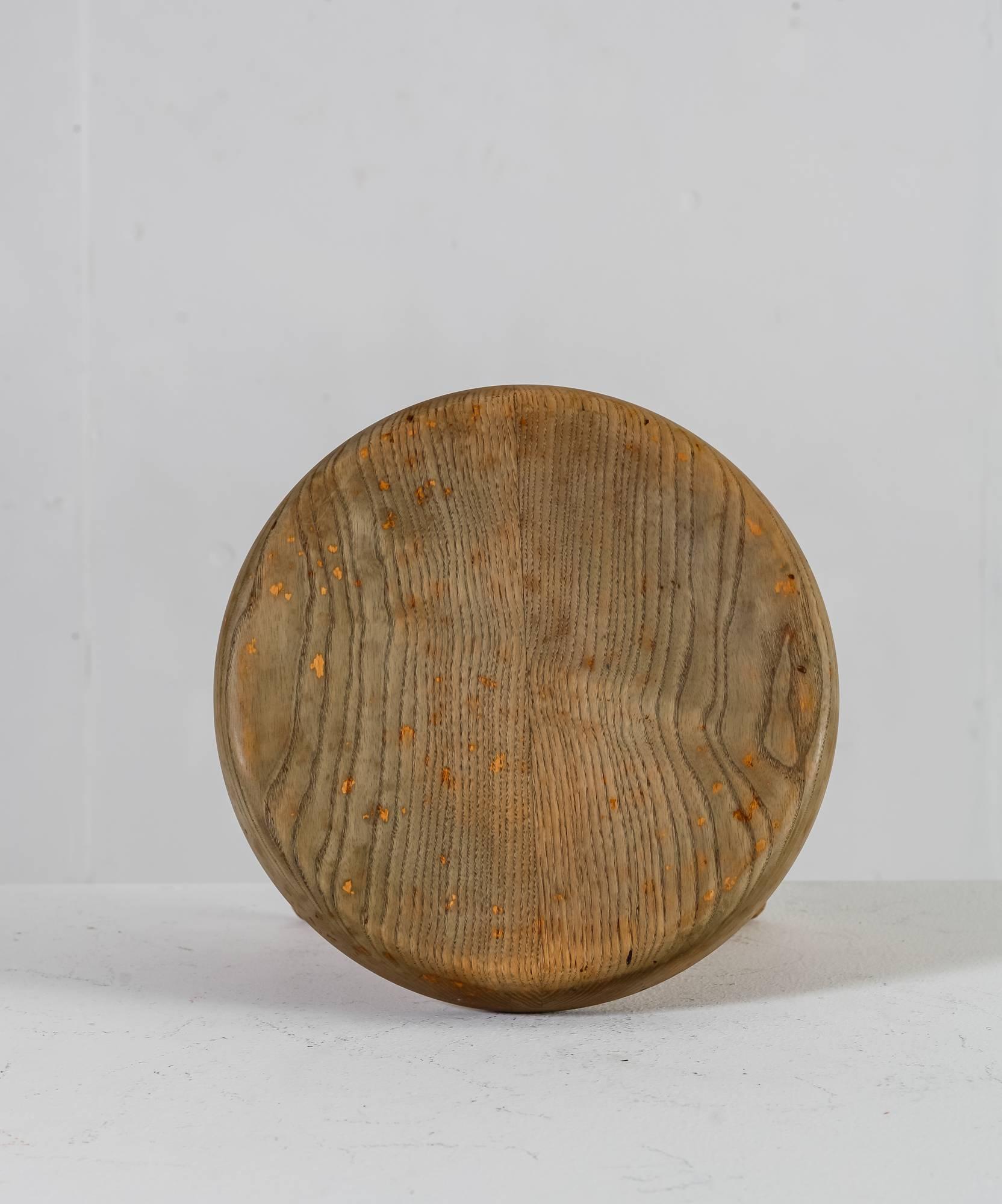 Charlotte Perriand Oak Low Tripod Stool, France, 1950s In Good Condition For Sale In Maastricht, NL