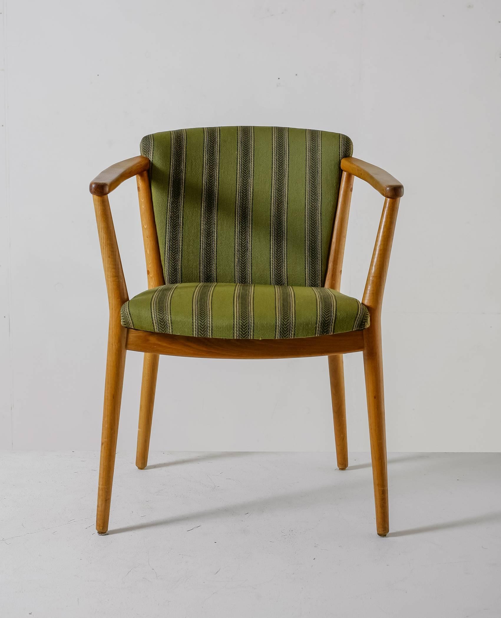 An oak armchair with a green striped fabric upholstgery, designed by Jørgen and Nanna Ditzel, manufactured by Søren Willadsen.
The chair was presented at the 'Tidens Møbler' exhibition in the stand of 'Magasin Du Nord' in Forum, Copenhagen, 1952.
