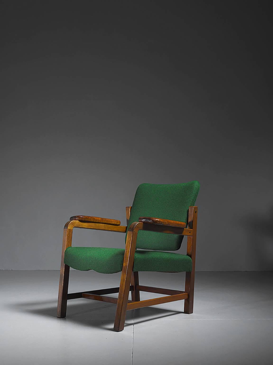 A very rare Flemming Teisen lounge chair with a mahogany frame. The seat and backrest have been reupholstered back to a green wool in our in-house atelier. The armrests have stunning pads made of Niger leather with a lovely patina. The pads and the