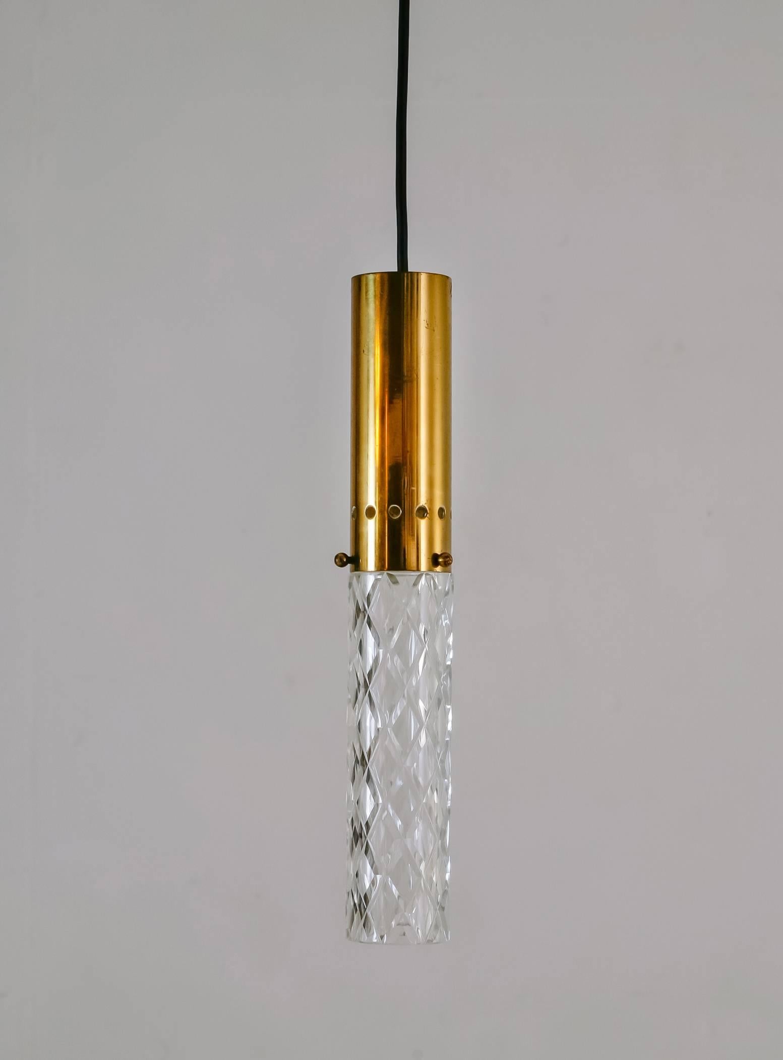 Mid-Century Modern Set of three Brass and Crystal thin and cylindrial pendant, Italy, 1950s For Sale