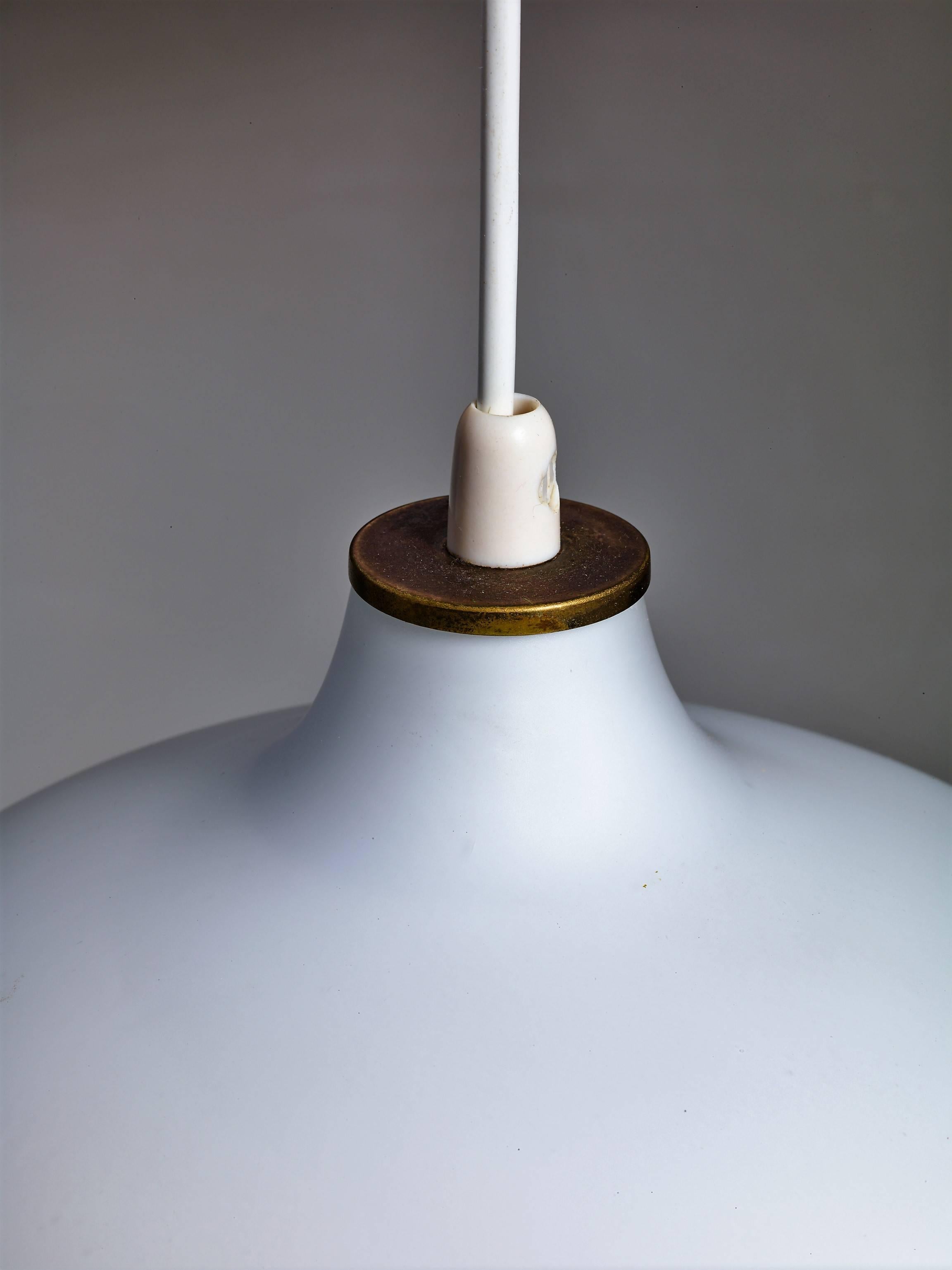 Tapio Wirkkala Opaline Glass Pendant for Idman, Finland, 1950s In Good Condition For Sale In Maastricht, NL