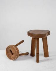 Paire de tabourets tripodes en bois de style moderniste français:: années 1950