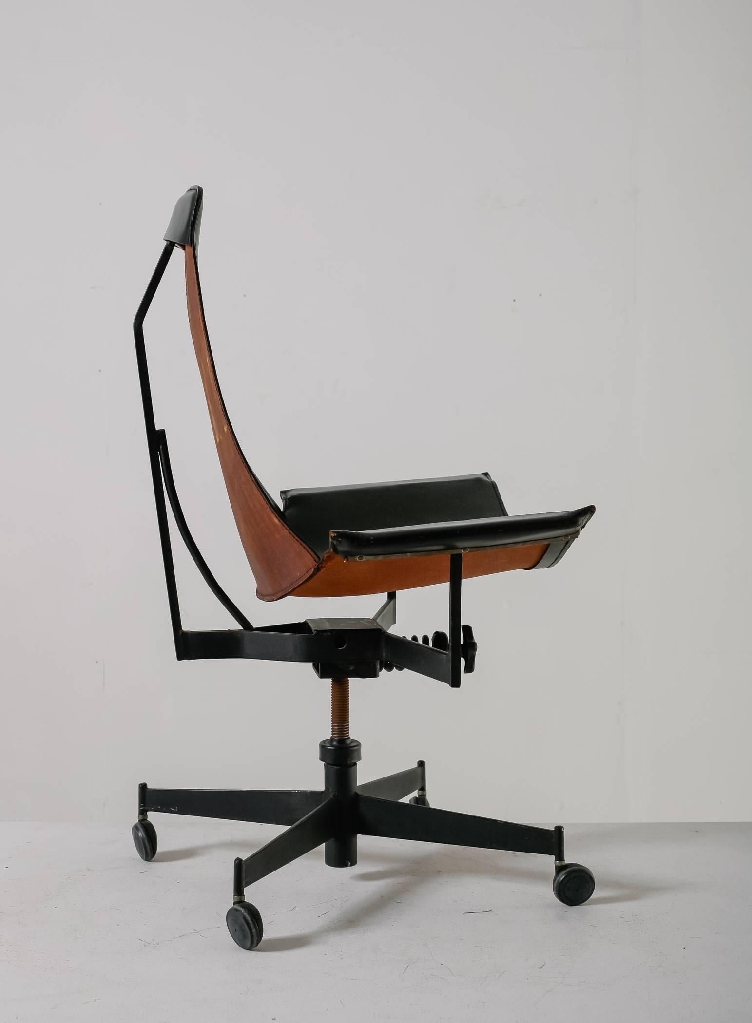 American William Katavolos Swiveling Black Leather Sling Chair, USA, 1950s