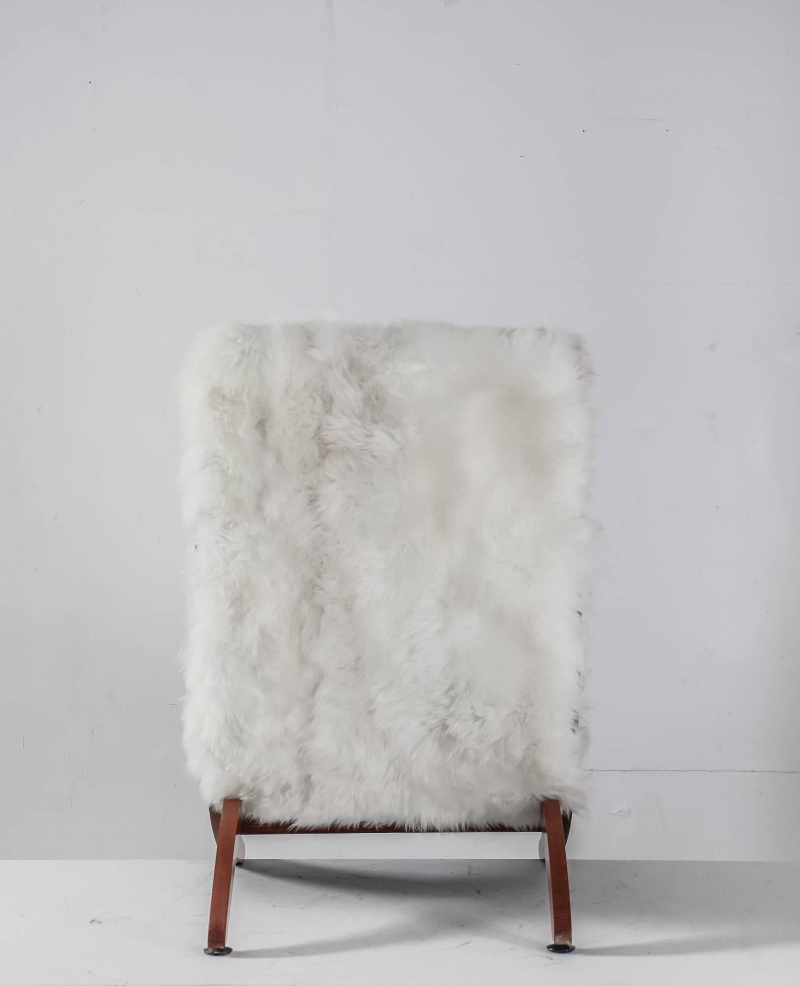 Mid-Century Modern Oak Lounge Chair with White Sheepskin, USA, 1950s For Sale