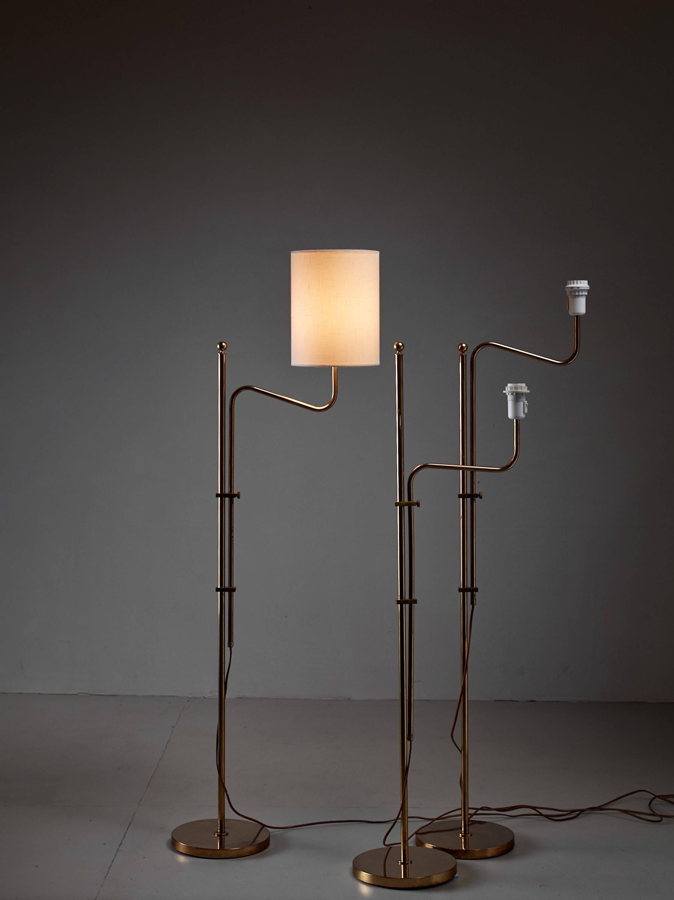 A set of three height-adjustable brass floor lamps by Bergboms. The stem holding the lightbulb can be adjusted between 104 and 138 cm.
Labelled by Bergboms and in a very good condition.

The measurements are of the lamps without a shade.