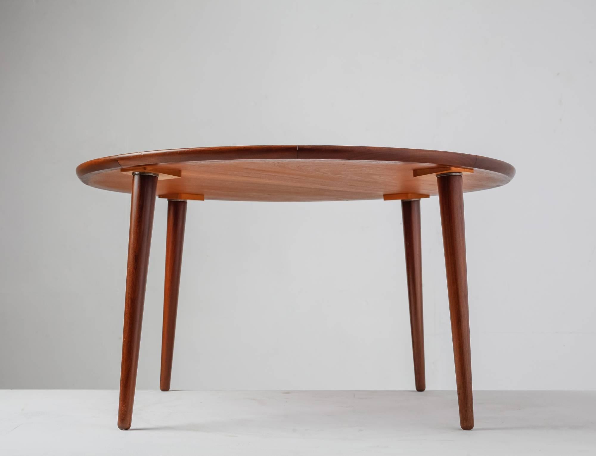 A round teak coffee table in the manner of Peter Hvidt.
 