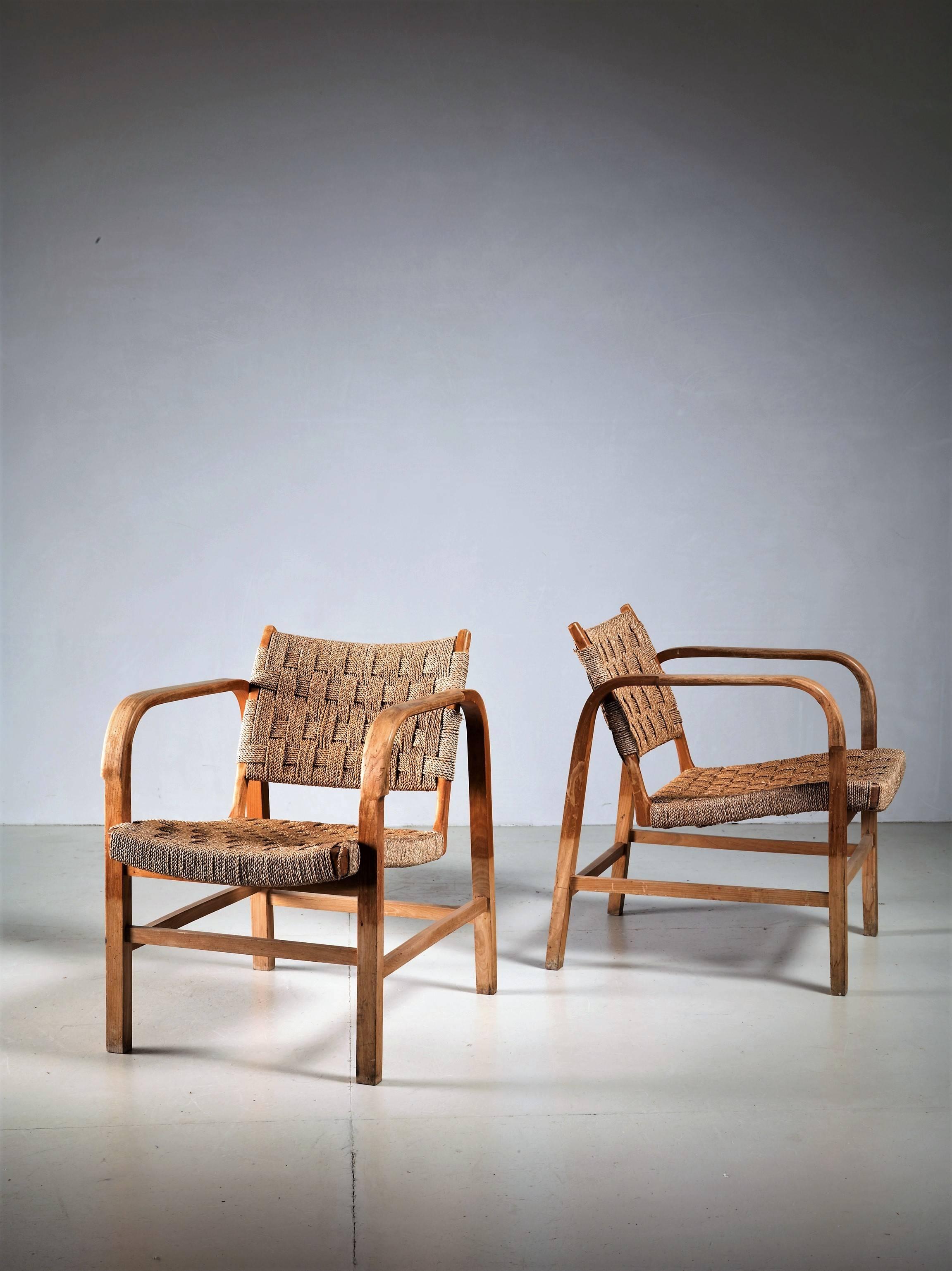 A pair of armchairs attributed to Danish architect and designer Magnus Stephensen for Fritz Hansen. They are made of a bent beech frame with a woven seagrass seating and backrest. Beautiful details are the wider, thinner parts of the armrests and