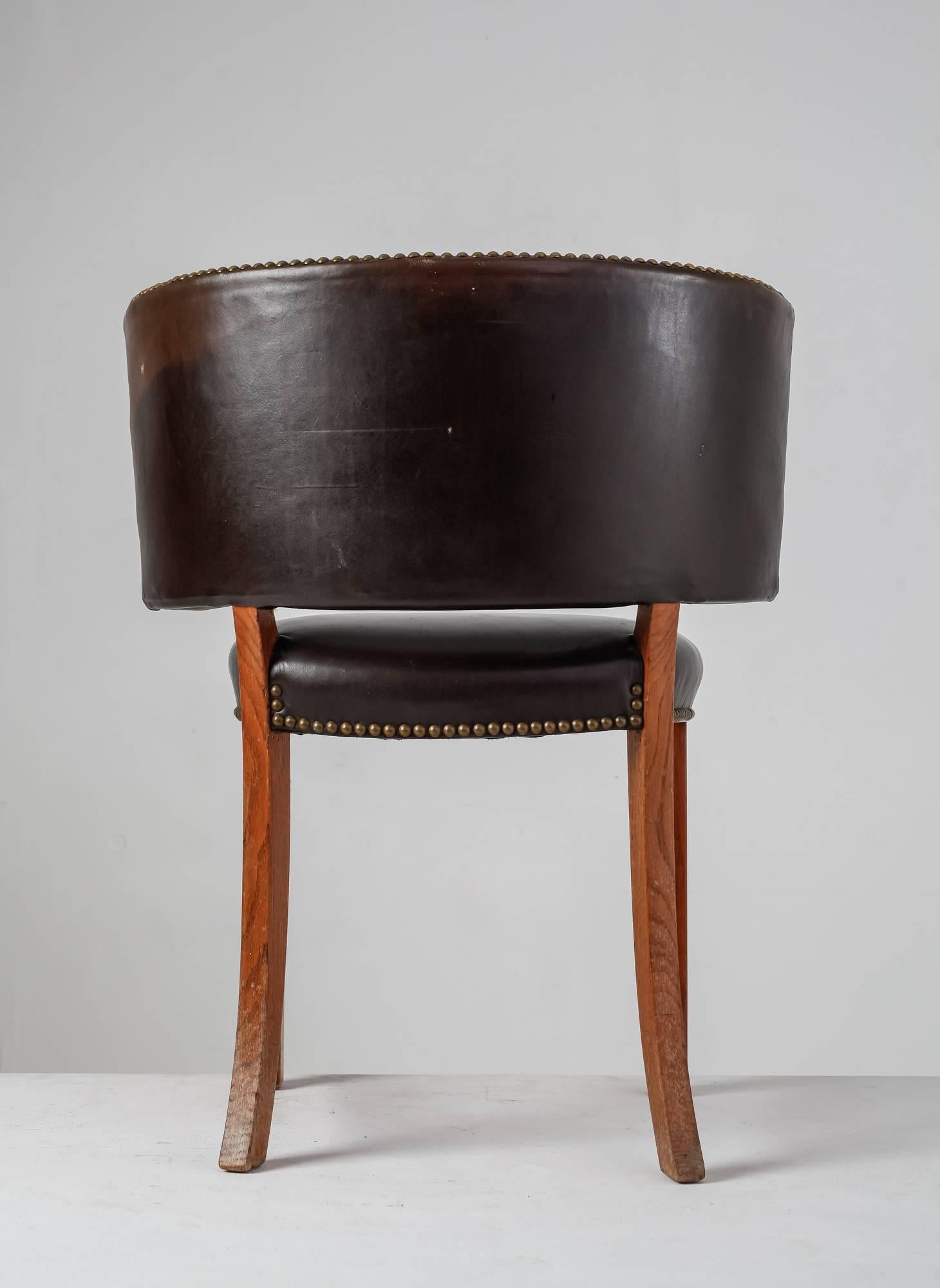 Danish Oak and Leather Sidechair with Large, Curved Backrest, 1930s In Good Condition For Sale In Maastricht, NL