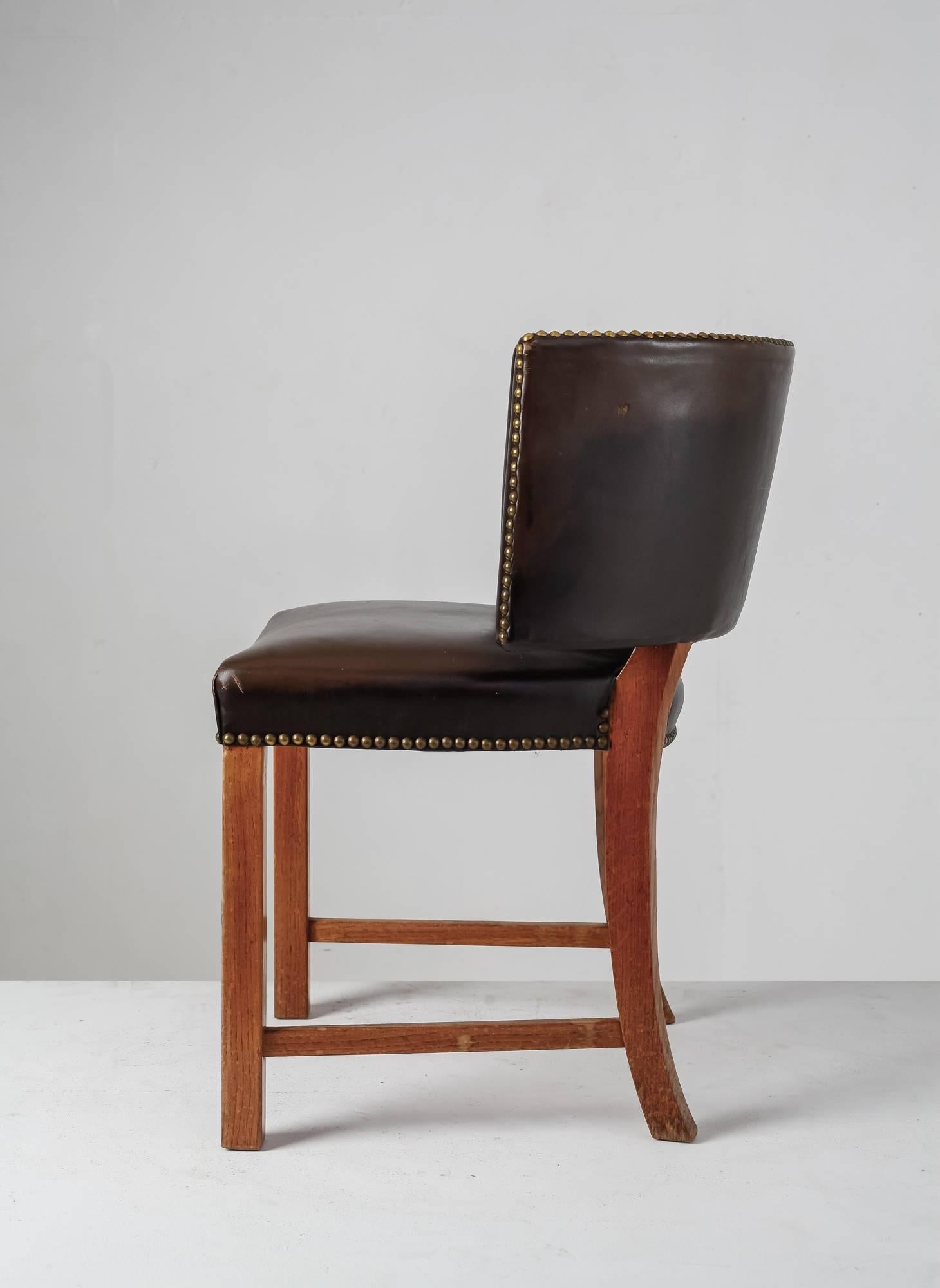 Mid-20th Century Danish Oak and Leather Sidechair with Large, Curved Backrest, 1930s For Sale
