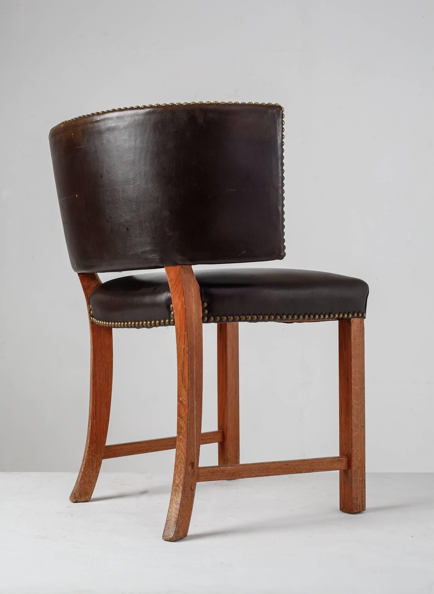 Scandinavian Modern Danish Oak and Leather Sidechair with Large, Curved Backrest, 1930s For Sale