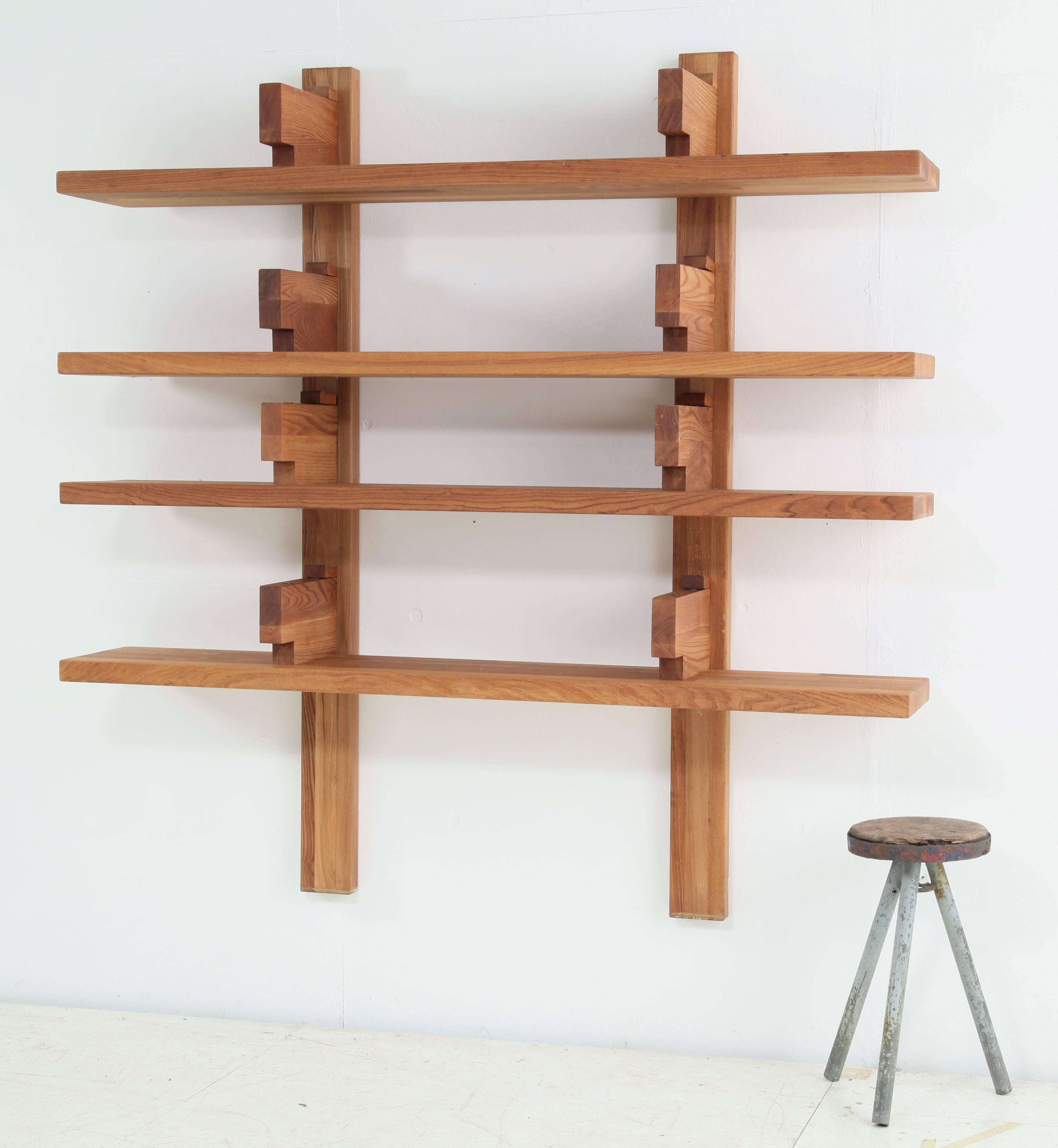A wall-mounted model 'B17 A' bibliothèque by Pierre Chapo, with four shelves that are held by robust brackets. This piece is in the Campagne style of which Chapo was an important exponent, together with Charlotte Perriand.
A large shelving unit in