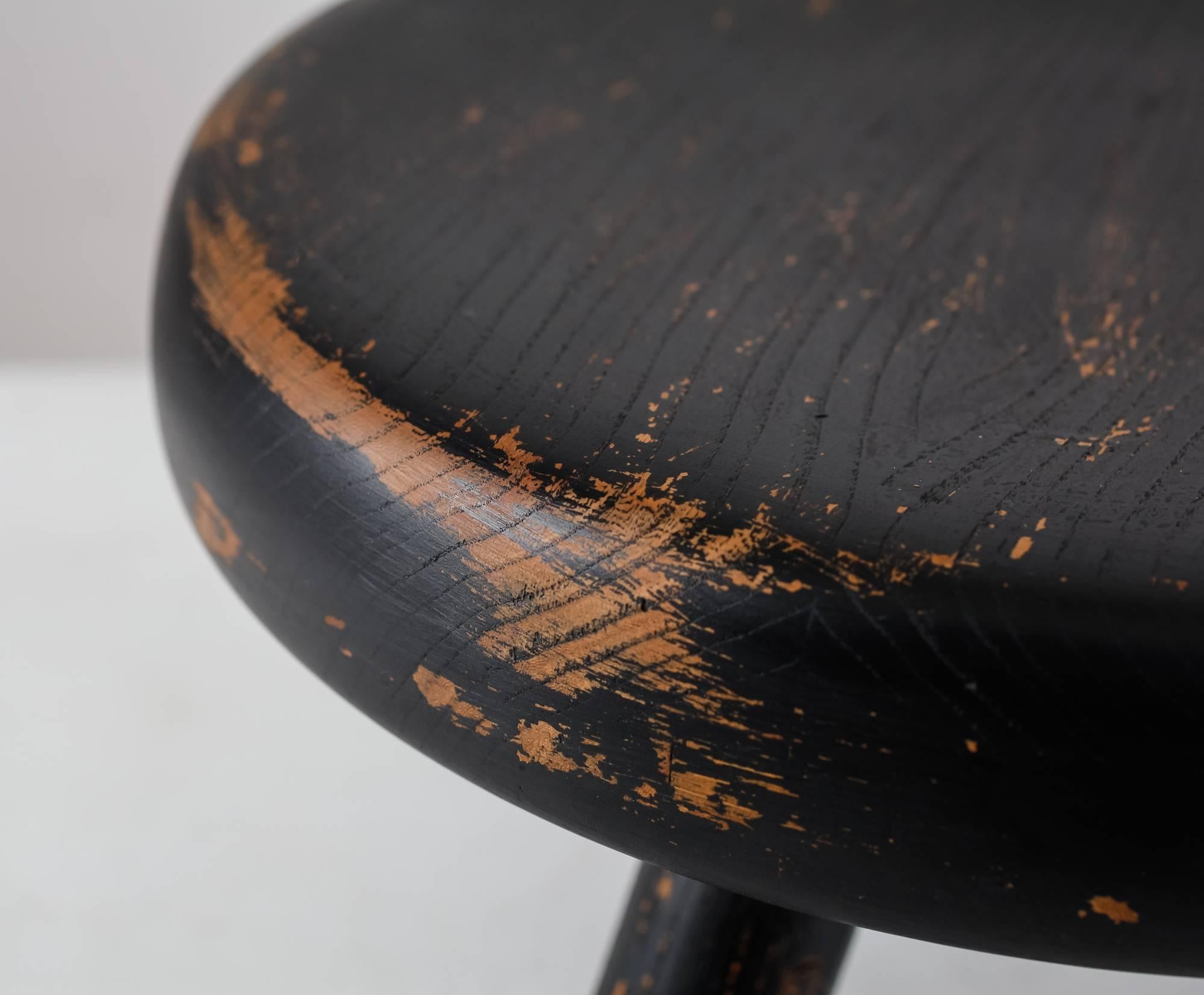 Charlotte Perriand Low Black Ash Tripod Stool, France, 1950s-1960s In Excellent Condition For Sale In Maastricht, NL