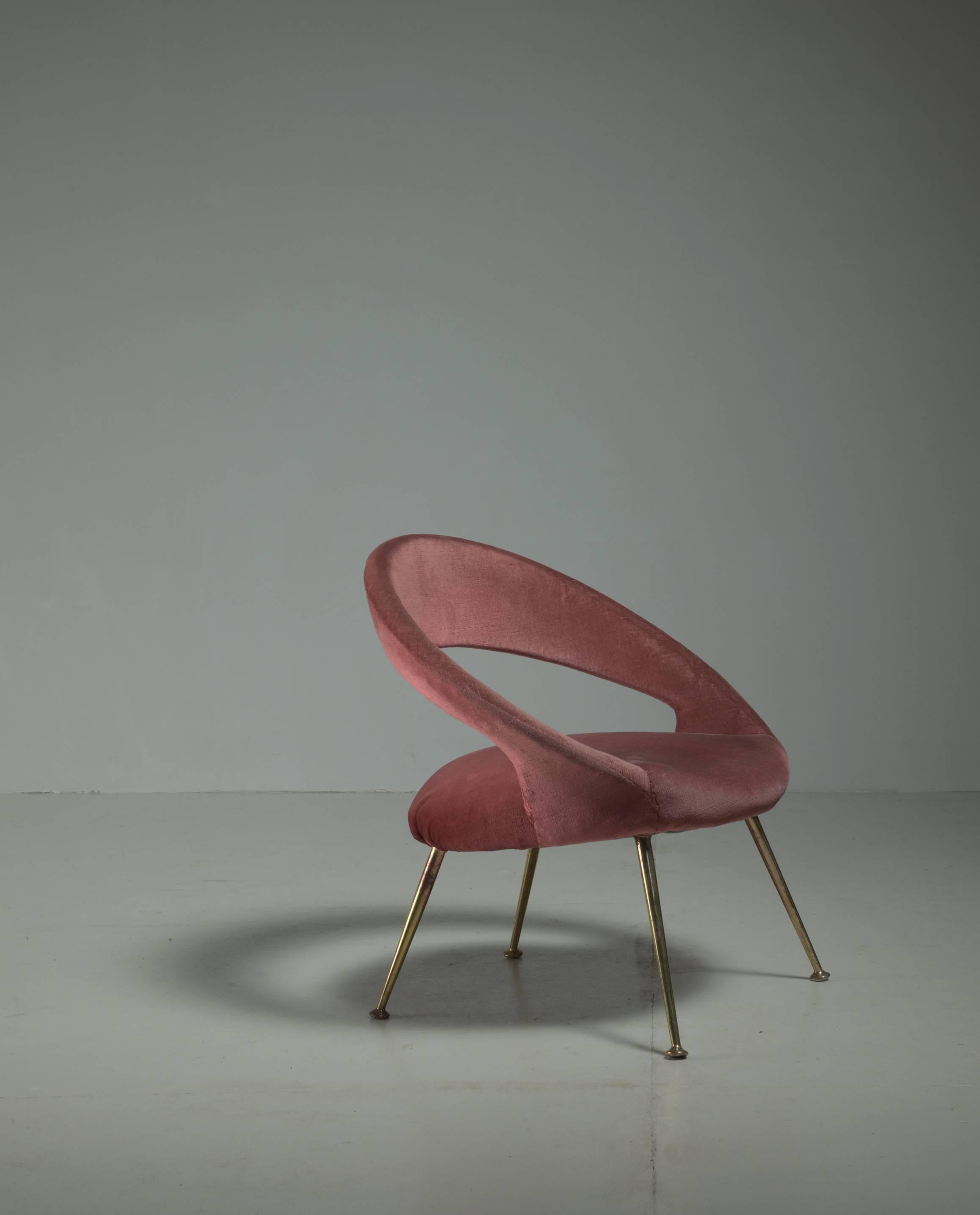 An Italian chair with a curved backrest. The chair stands on four brass legs and has a beautiful soft pink velour upholstery.
The model is reminiscent of Gastone Rinaldi's model 'Du 55'.