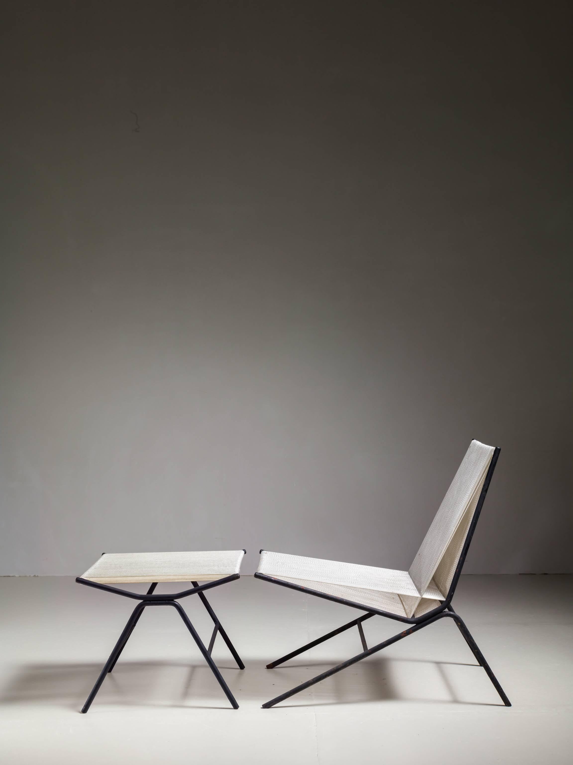 A rare Allan Gould 'bow' lounge chair with a matching ottoman or stool. Both pieces are made of an iron tube frame with a beautifully woven white rope seating.

The measurements stated are of the chair. The ottoman is 51 cm (20