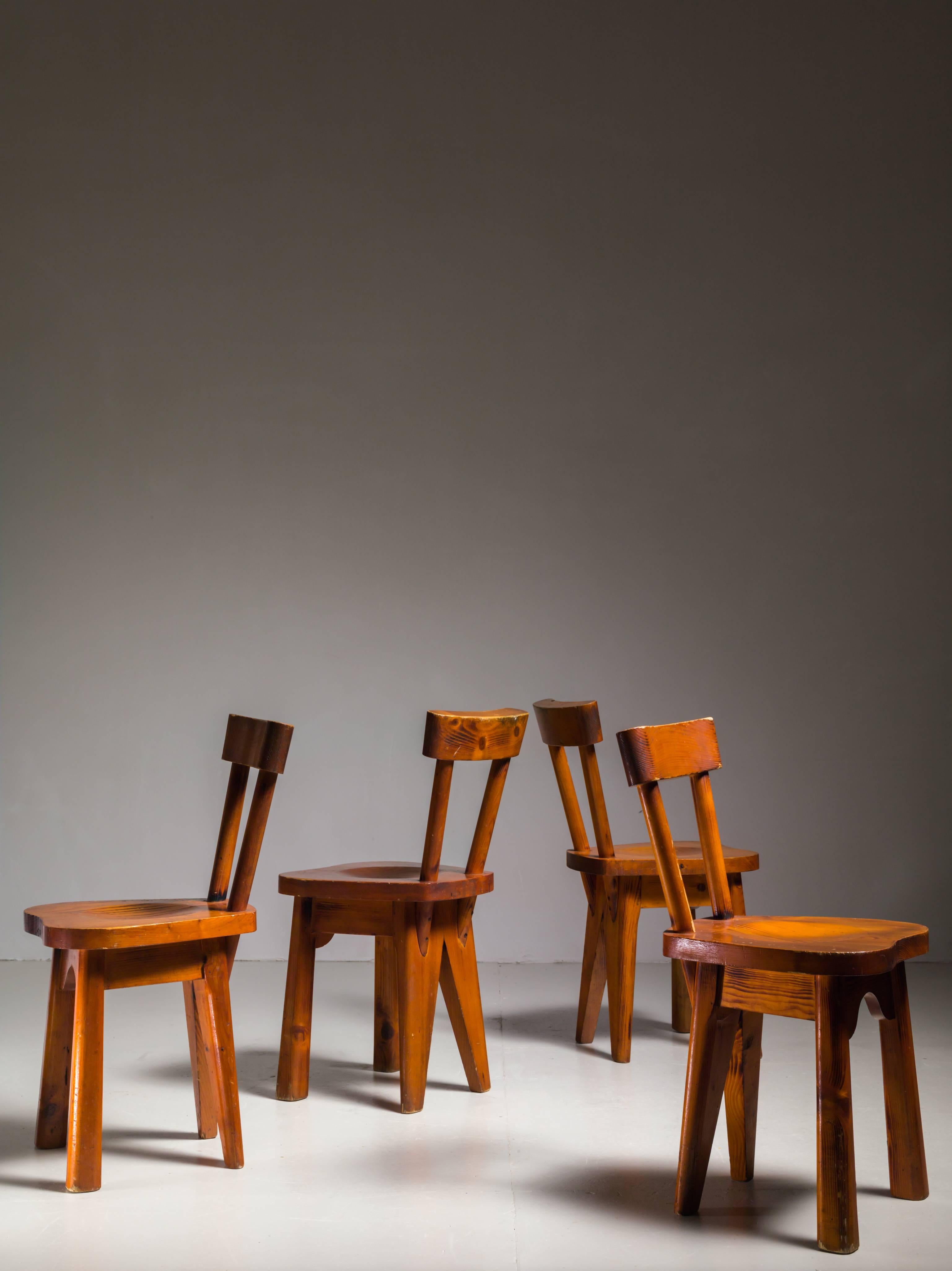 A set of four dining chairs by French architect René Faublee (1906 - 1991), in the Campagne style known from designers like Charlotte Perriand and Pierre Chapo. They are made of a thick, old pine with rounded front legs and tapering back legs.
The