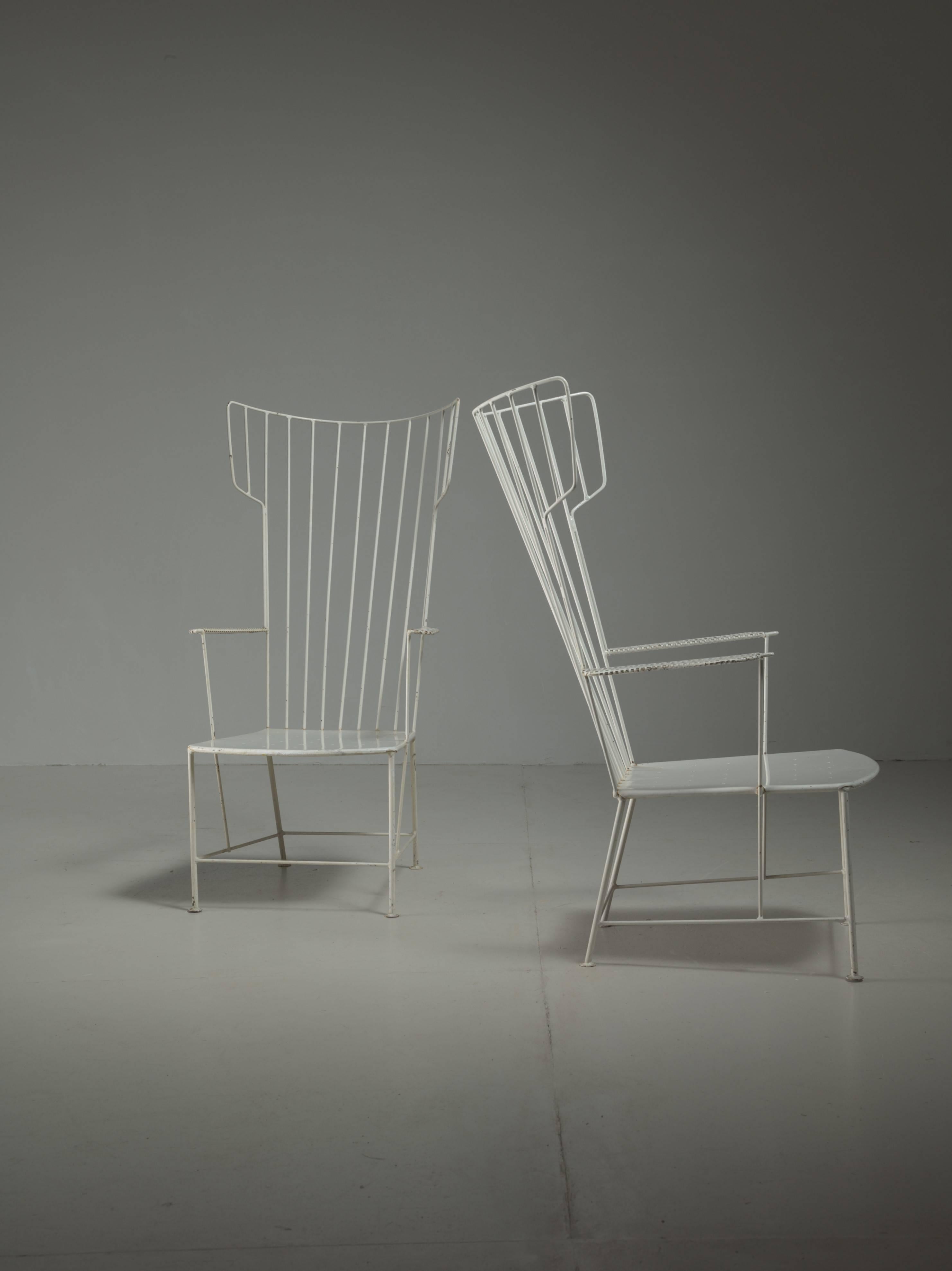 A very rare pair of high, wingback white metal garden chairs by Anna-Lülja Praun & Thomas Lauterbach. These model 'Lyra' chairs were part of the Sonett line and produced by Karl Fostel, Vienna.
Labeled with 'Sonett' and in a very good