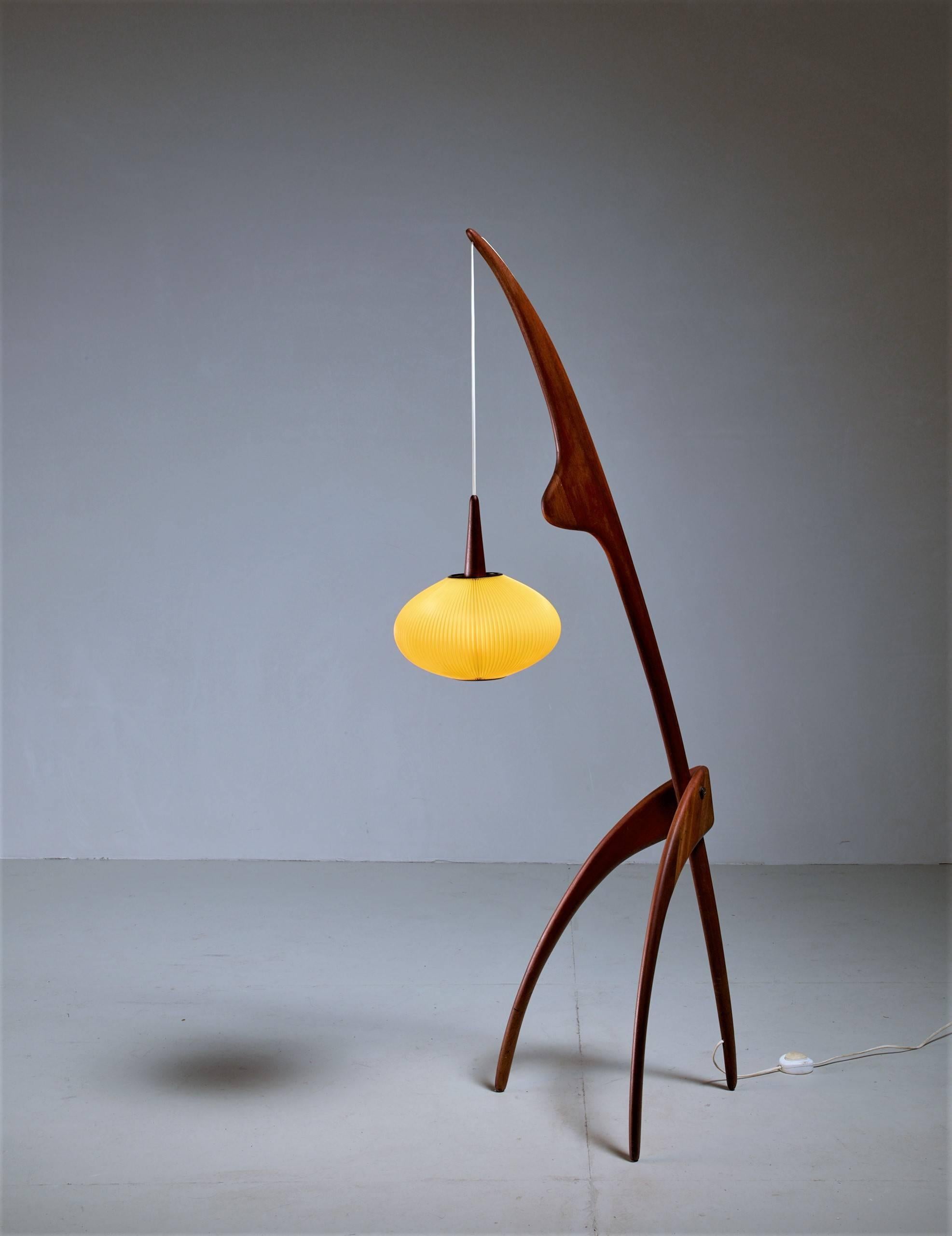 Iconic in its kind, this Rispal floor lamp is a beautiful Classic piece with a sculptural, zoomorphic walnut frame and a yellow celluloid shade.
This model is inspired by the work of artist Jean (Hans) Arp.