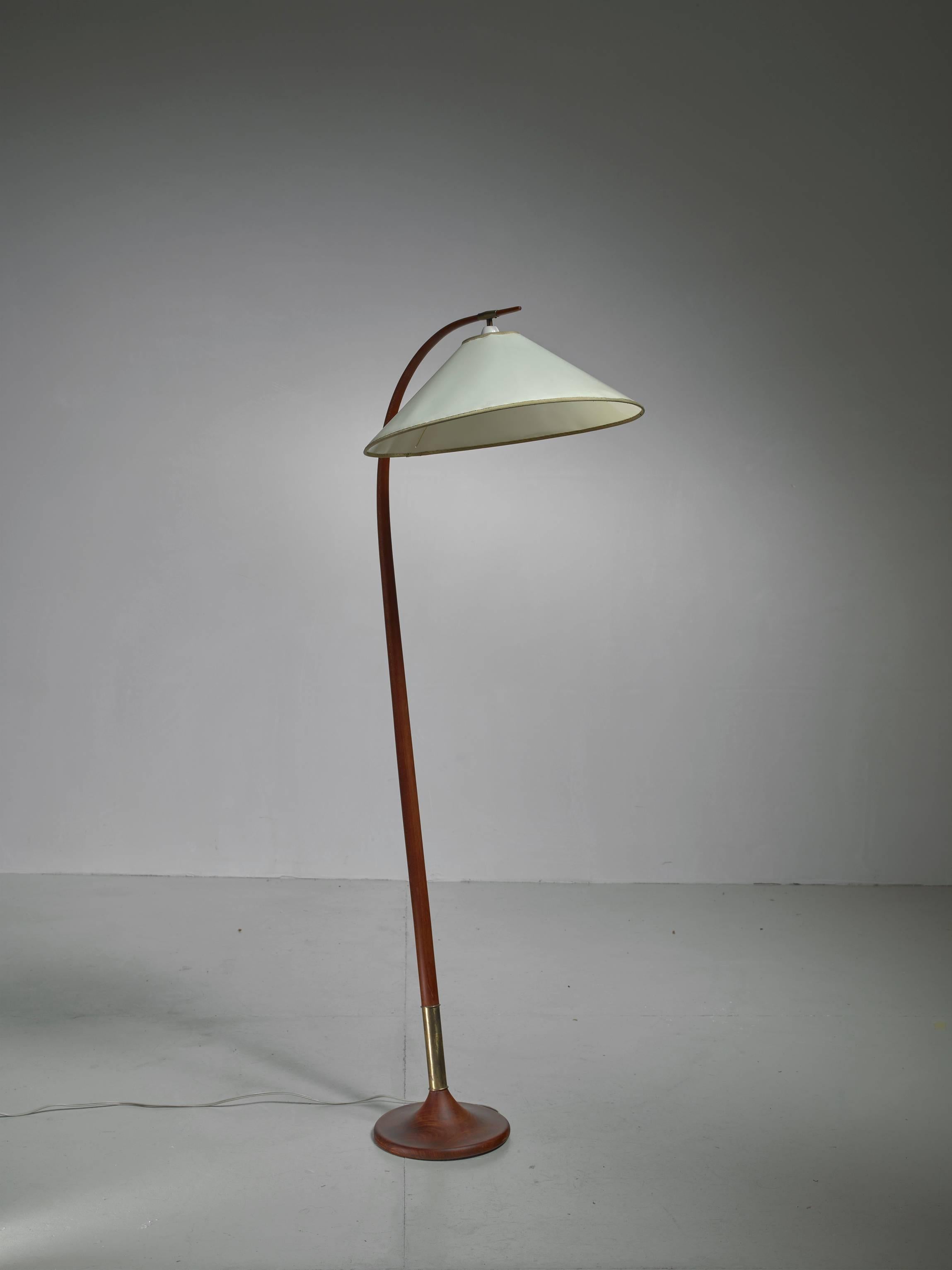 An elegant floor lamp by Danish designer Severin Hansen Jr. The lamp is made of a curved, stained beech frame with brass elements at the foot and where the shade is connected to the frame. The lamp has an old, off-white plastic shade.
Beautiful