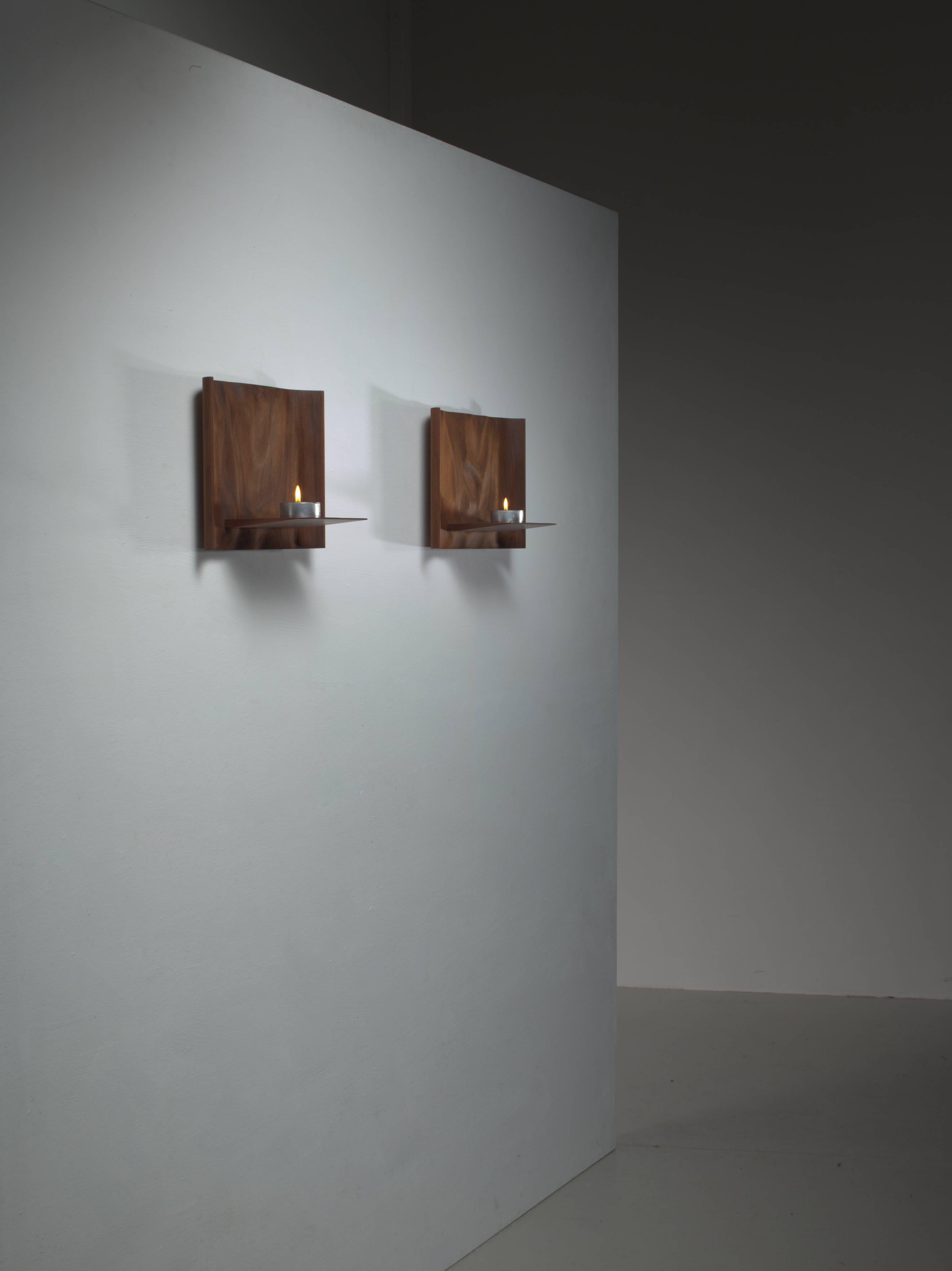A pair of sculptural walnut wall shelves by American woodworker Roger Sloan. They can also serve as a nightstand.
Signed underneath and in a perfect condition. Reminiscent of the work of Phillip Lloyd Powell.