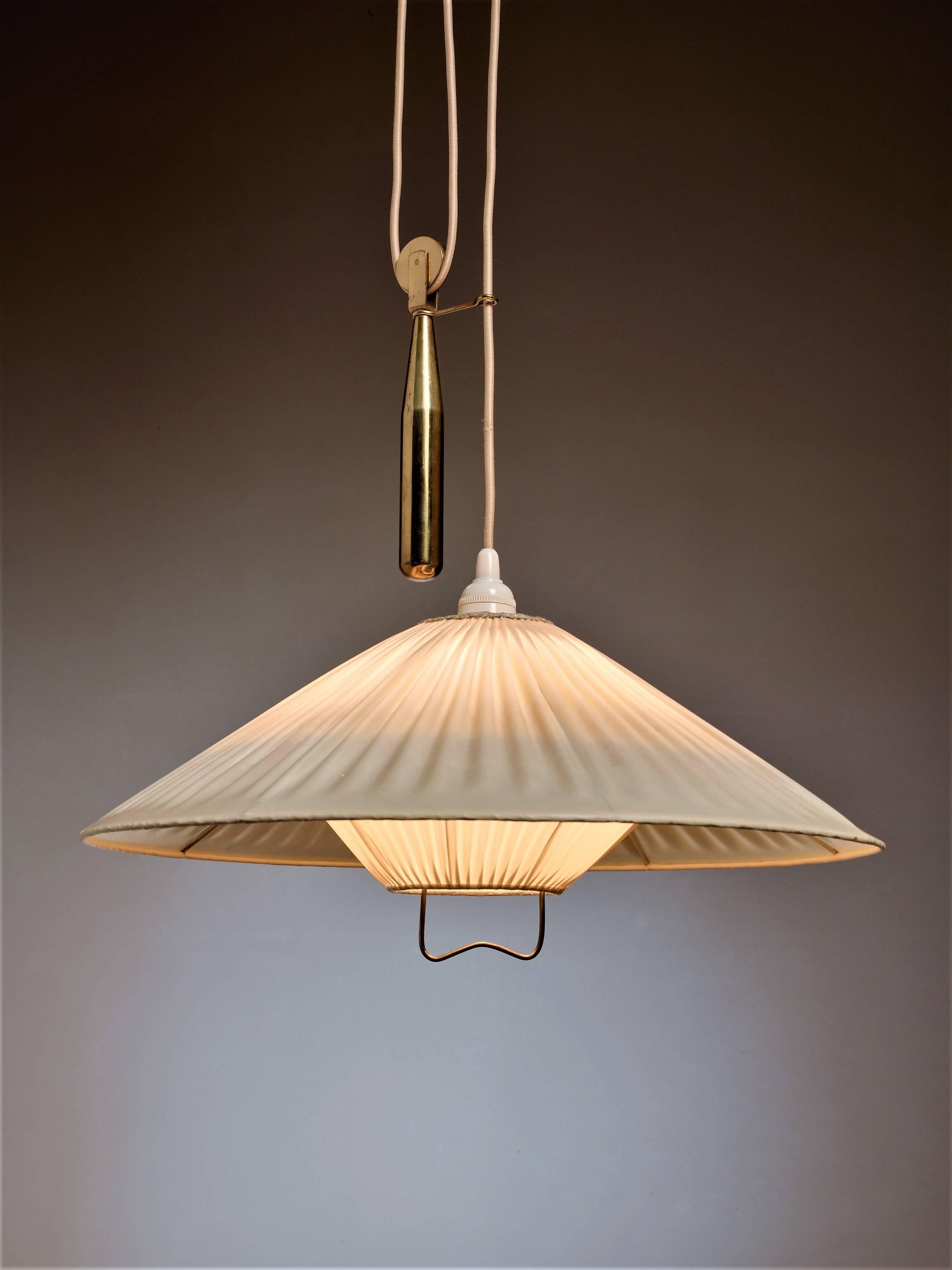 A pendant lamp with a double, pleated plastic hood and a brass counterweight and brass handle. A beautiful piece in the style of Paavo Tynell.

* This piece is offered to you by Bloomberry, Amsterdam *