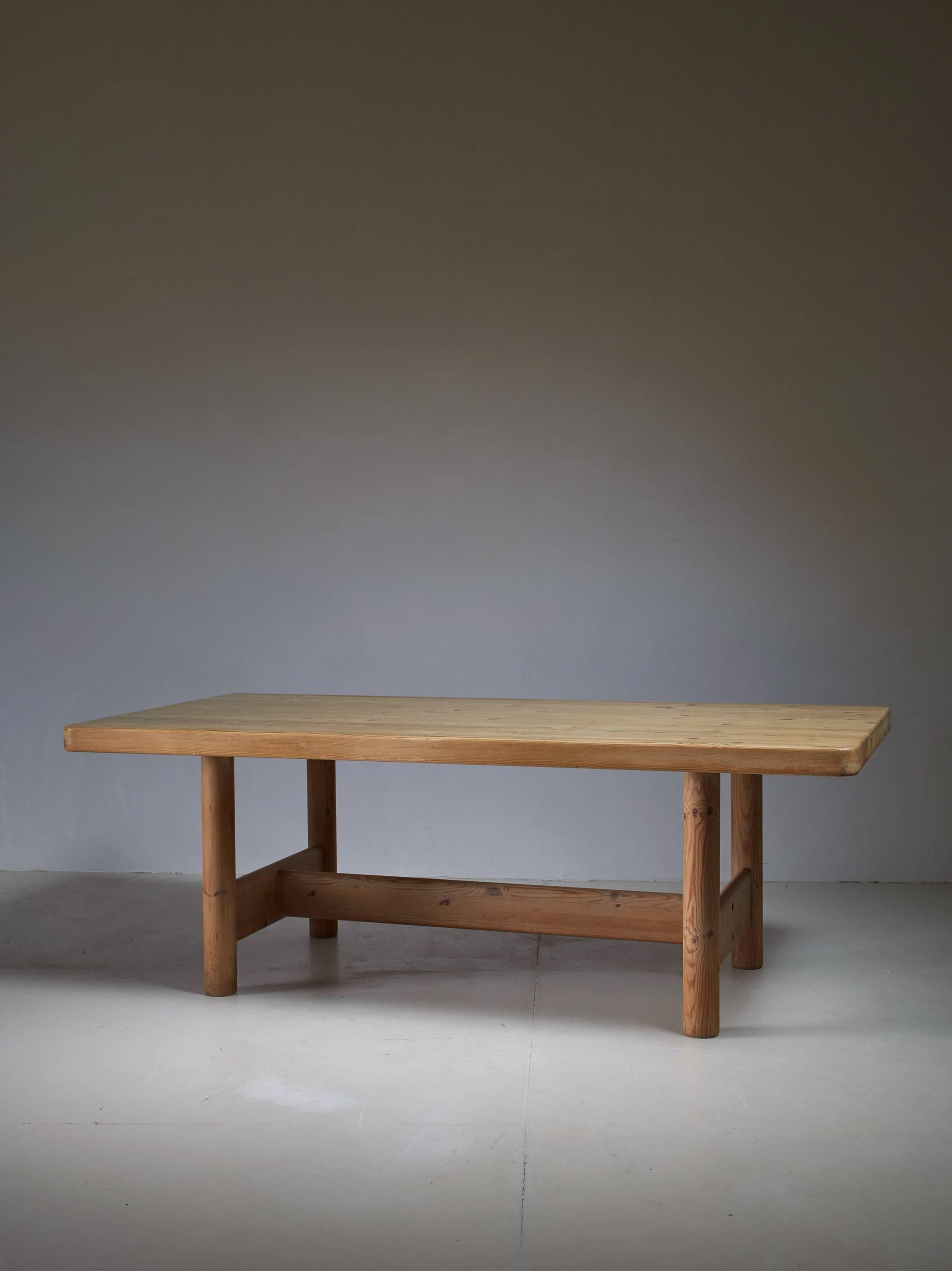 A very rare and large pine dining table by the Danish architects Knud Friis and Elmar Moltke Nielsen, with a wonderful tabletop and in a beautiful mildly aged condition. A large kitchen or family dining table along the lines of Pierre Chapo.
 