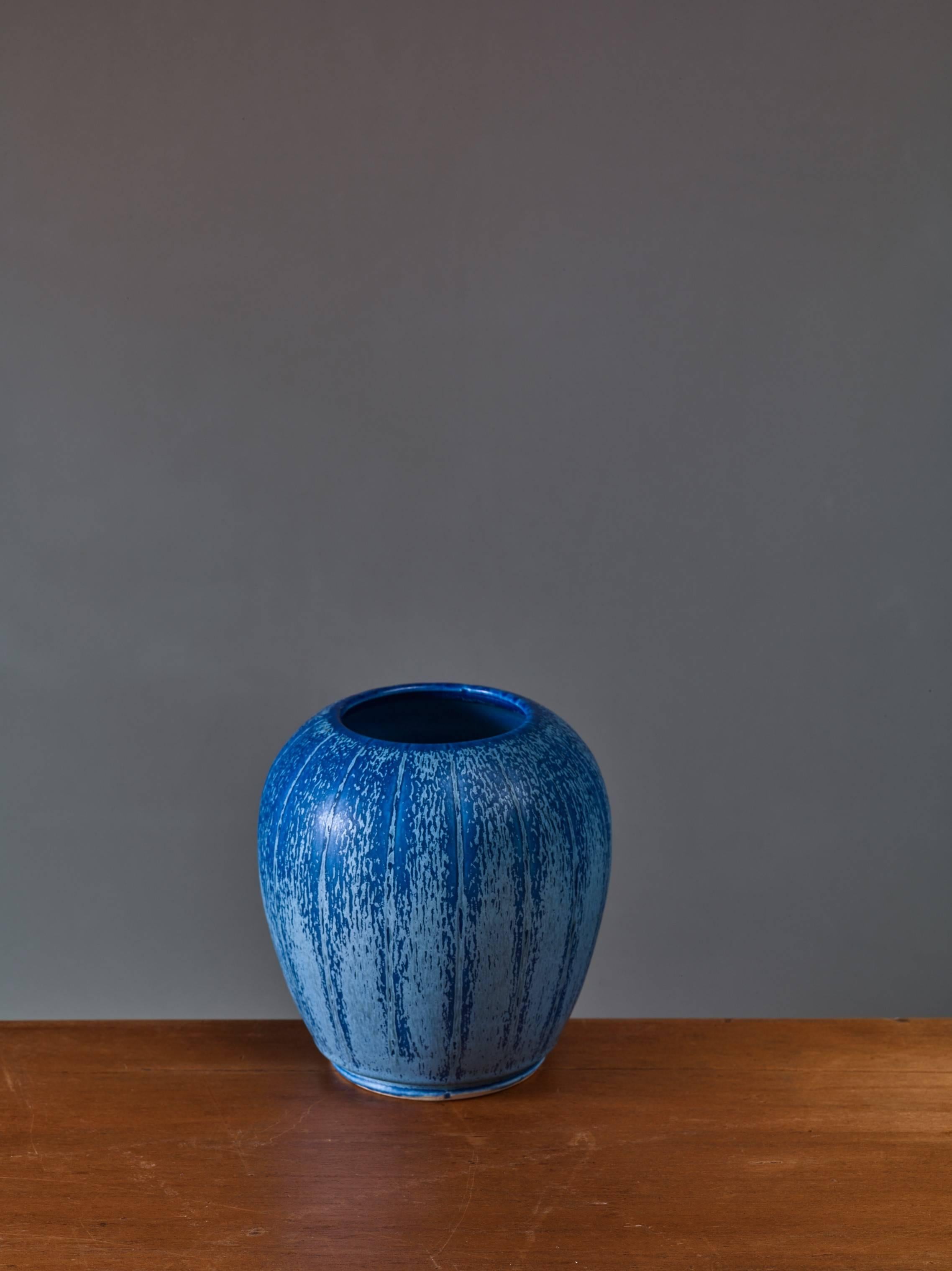Eine Keramikvase von Eva Jancke-Björk für Bo Fajans, 1948-1951.
Die Vase hat eingeschnittene Streifen und eine Glasur in Blautönen. Eva Jancke-Björk für Bo Fajans,
Gezeichnet 