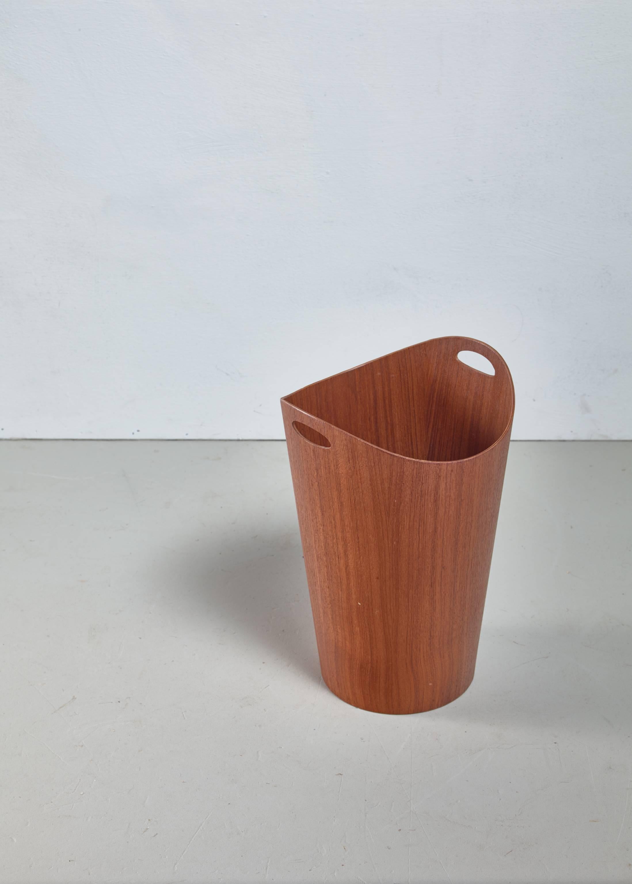 A teak waste basket with two grips, by Servex, Sweden.
Marked by Servex and in a great condition.