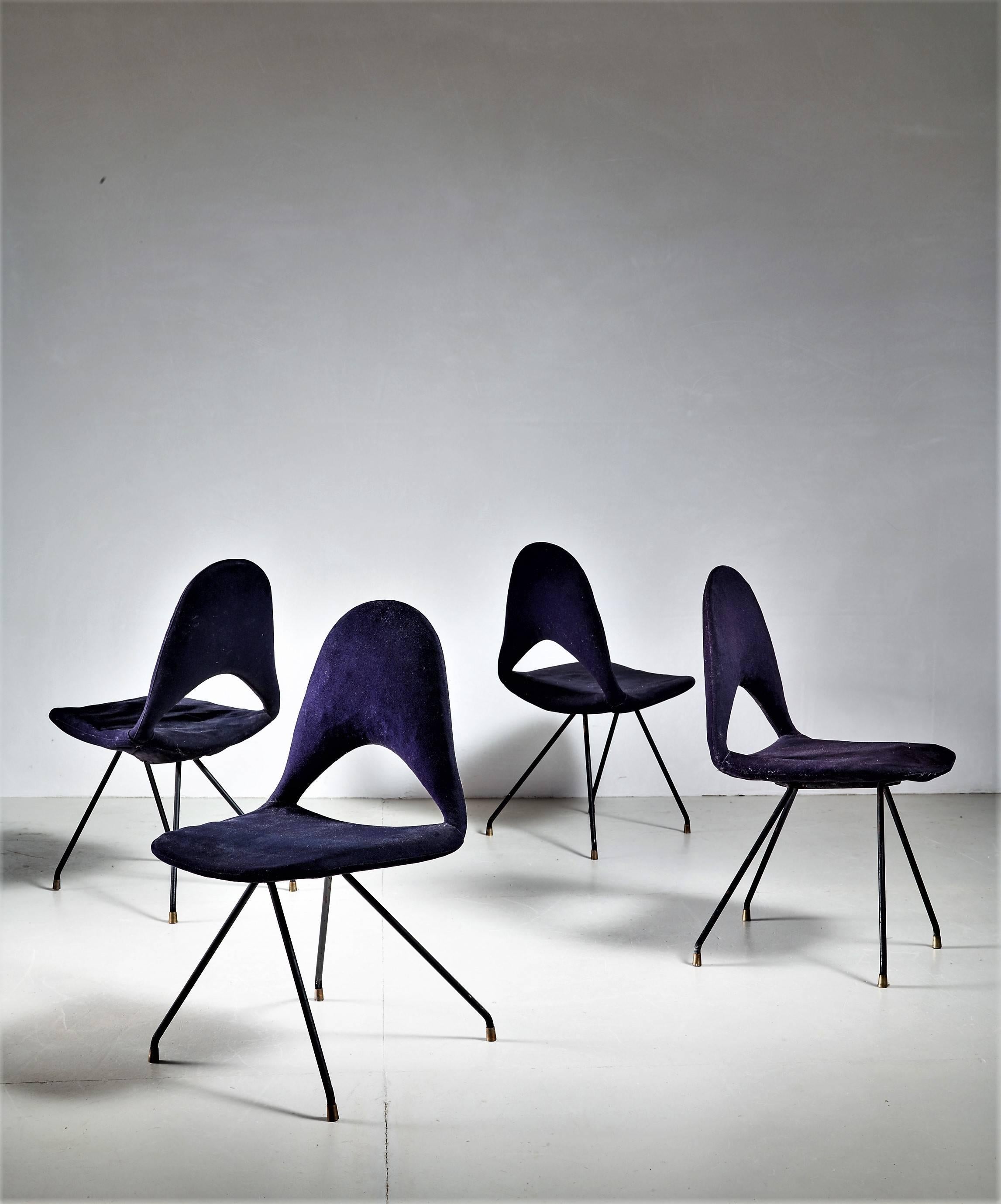 A set of four 'DU 68' chairs by Gastone Rinaldi, designed in 1954 for RIMA.
The frame is made of elegant and thin tubular steel, typical for Rinaldi's designs. The seating and backrest are upholstered with the original dark blue velvet textile.