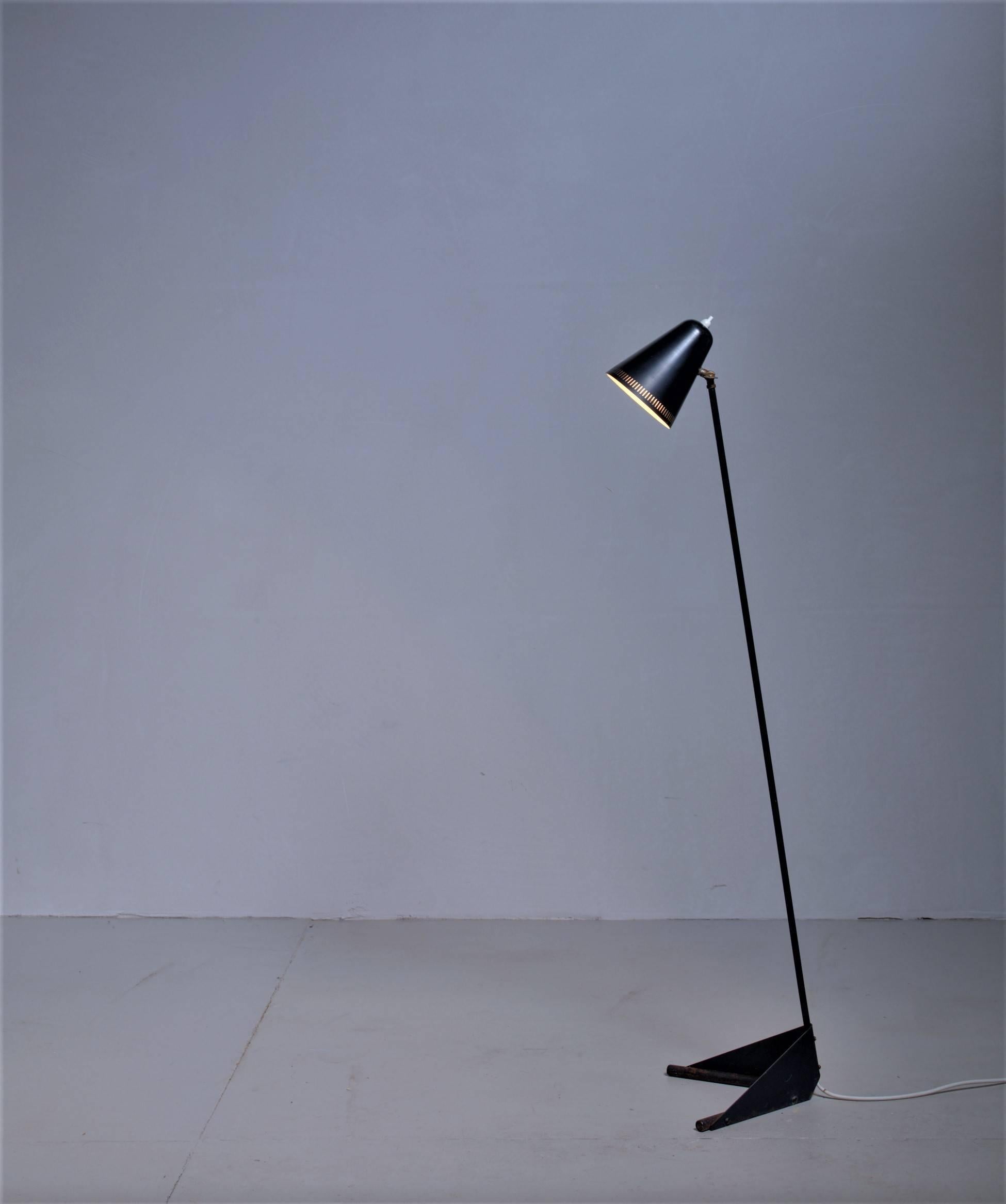 A Mid-Century floor lamp from Denmark, attributed to Svend Aage Holm Sørensen. The lamp is made of black lacquered metal and has a crow's foot and an adjustable hood.

* This piece is offered to you by Bloomberry, Amsterdam *