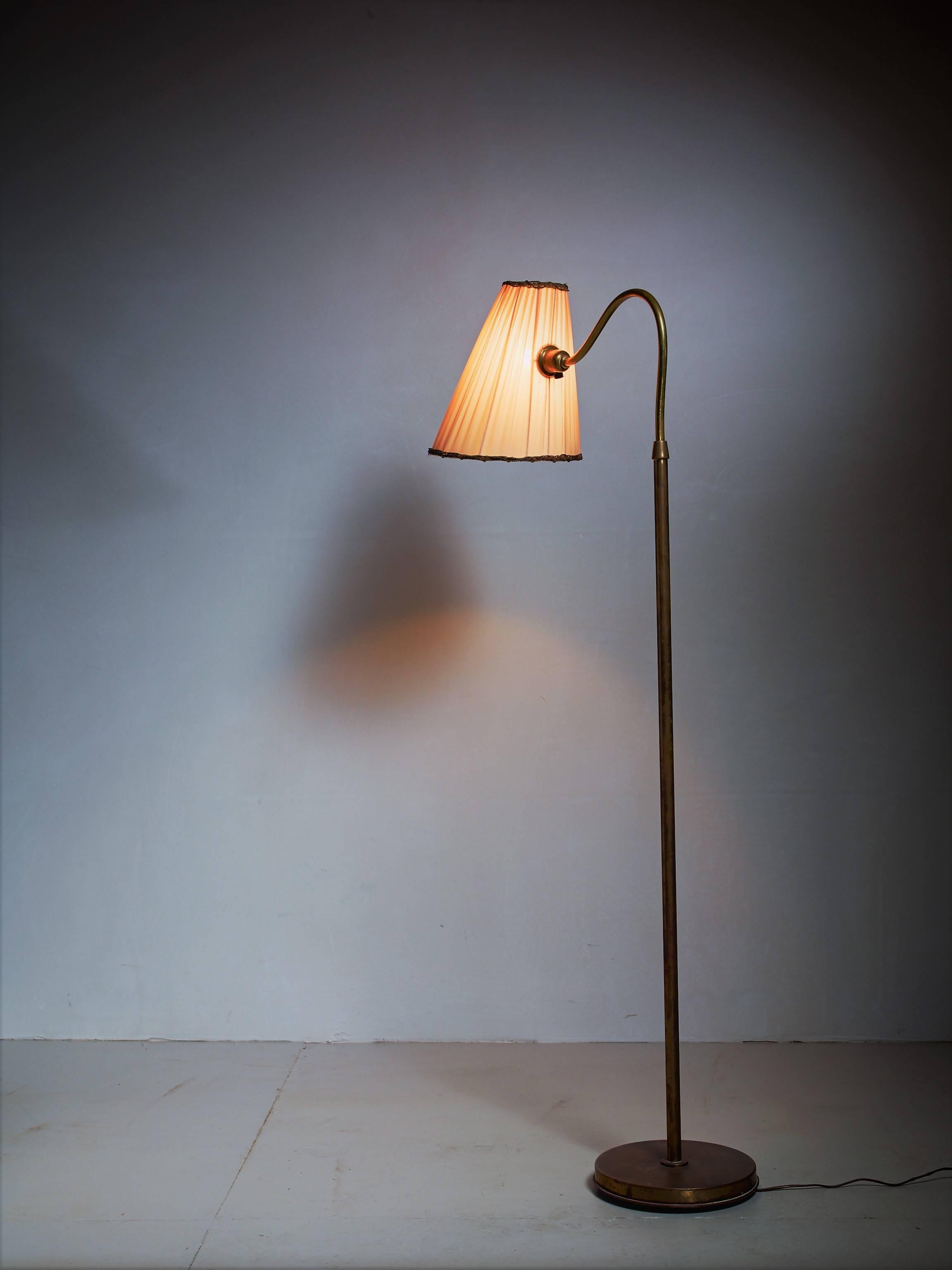 A Swedish floor lamp from the 1940s. The lamp has a brass stem with a curved neck and a fabric shade.
Marked by 'B.E.M.'.
