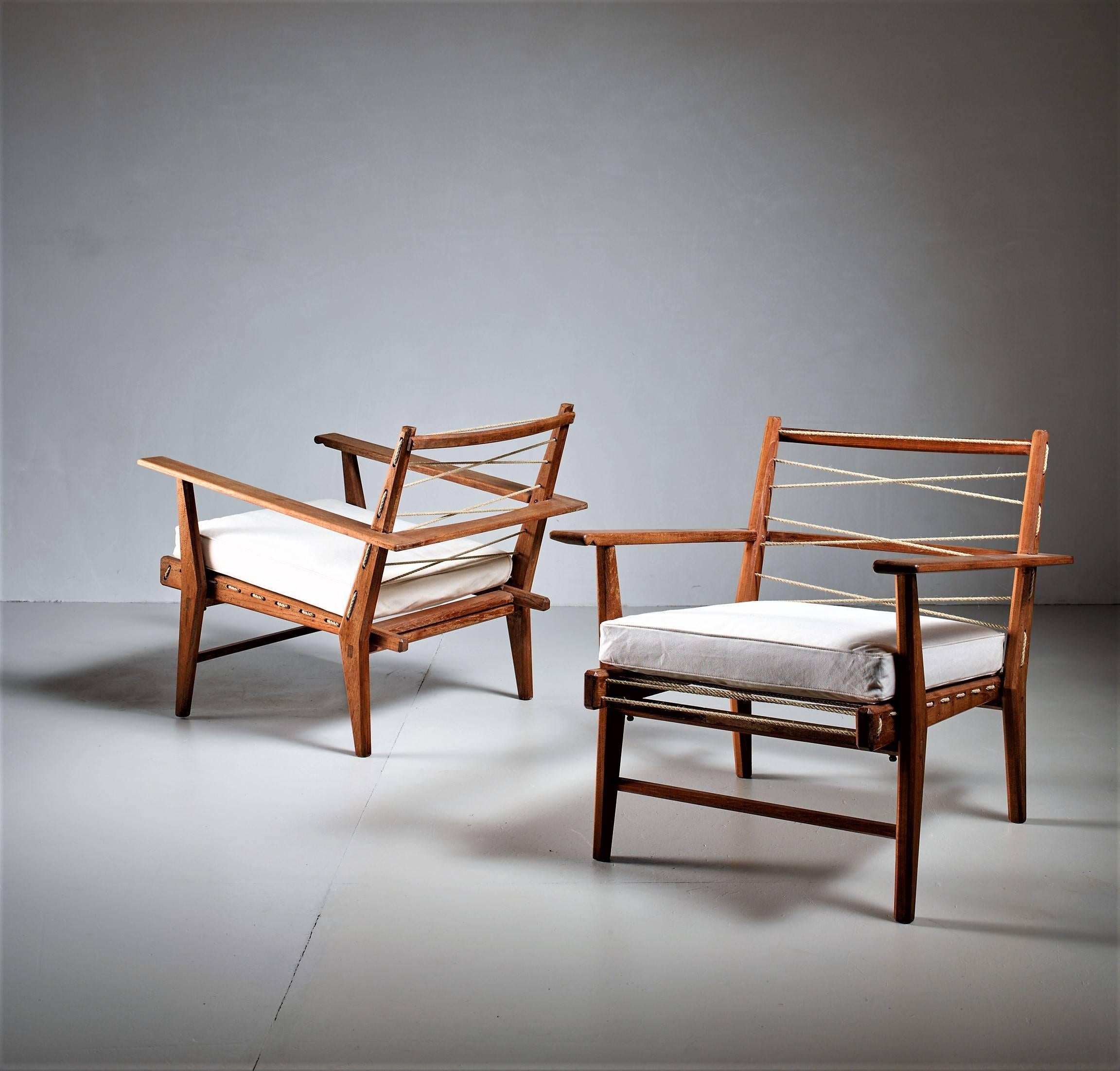 Pair of Italian 1950s Rope Chairs in Solid Teak with New White Canvas Upholstery In Excellent Condition In Maastricht, NL