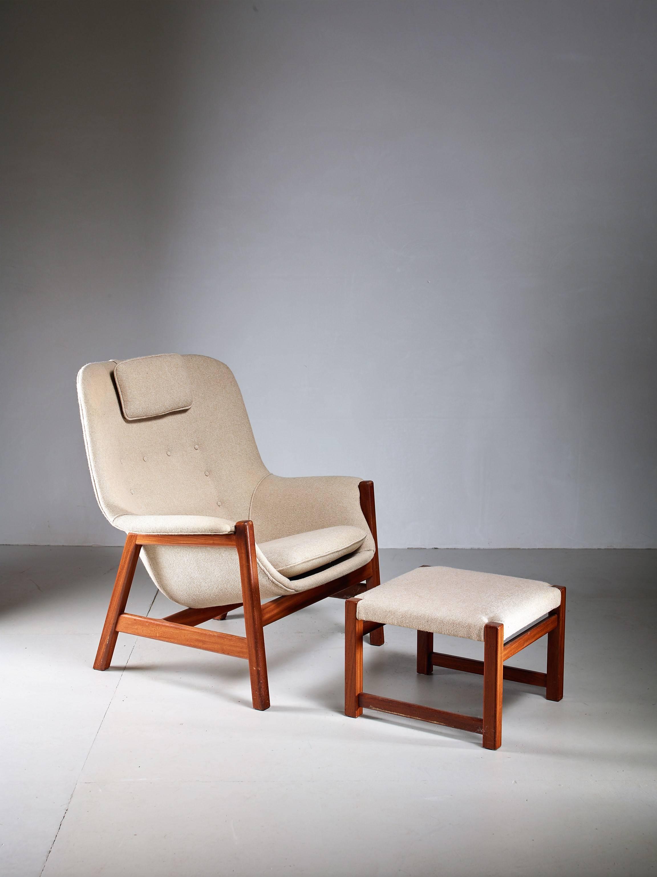A 1950s Finnish lounge chair with matching ottoman by Carl-Gustav Hiort af Ornäs. Both items are made of mahogany and are professionally re-upholstered with a light grey fabric.
The chair is marked with 'Hiort Tuote Valmistaja Puunveistos