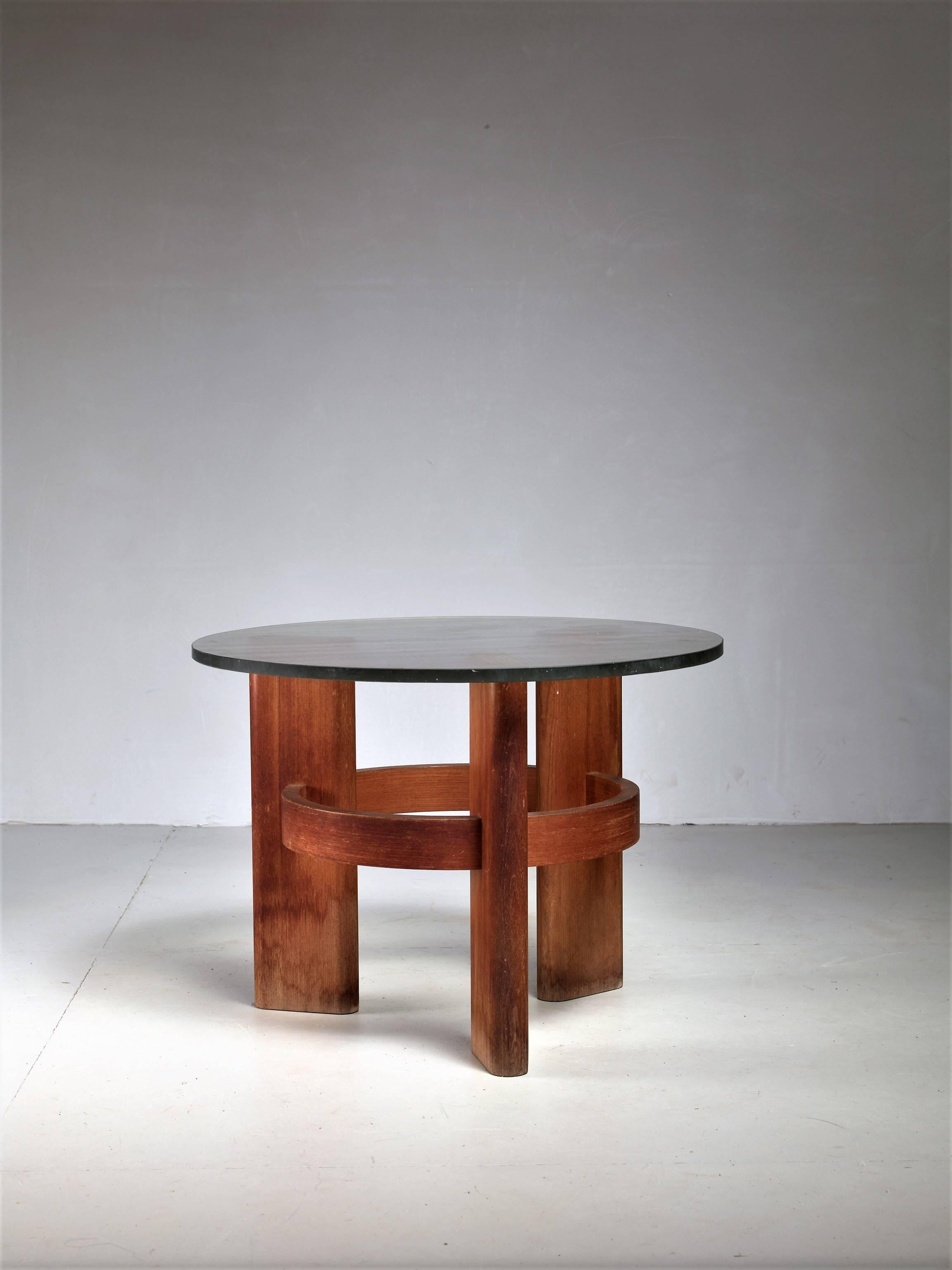 Unusually shaped side table. Solid oak base where the three legs are connected at mid height and the 2 cm thick original old glass top is resting directly on the legs.
* This piece is offered to you by Bloomberry, Amsterdam *