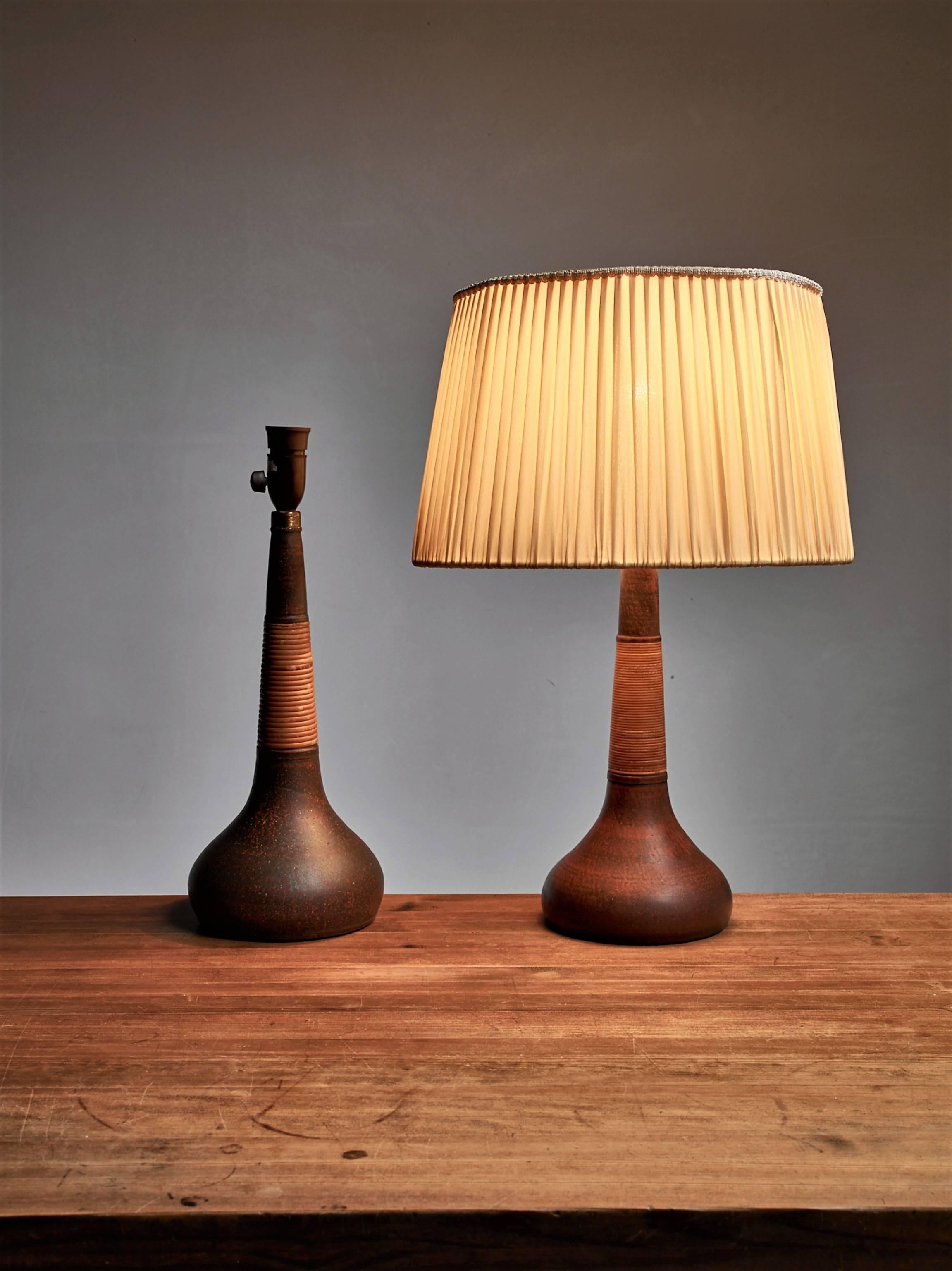 A pair of table lamps by Nils Kähler. The lamps are made of brown ceramic, partly wrapped with rattan/bast.
Marked by Kähler and Le Klint underneath. The measurements stated are of the base.

* This piece is offered to you by Bloomberry, Amsterdam *