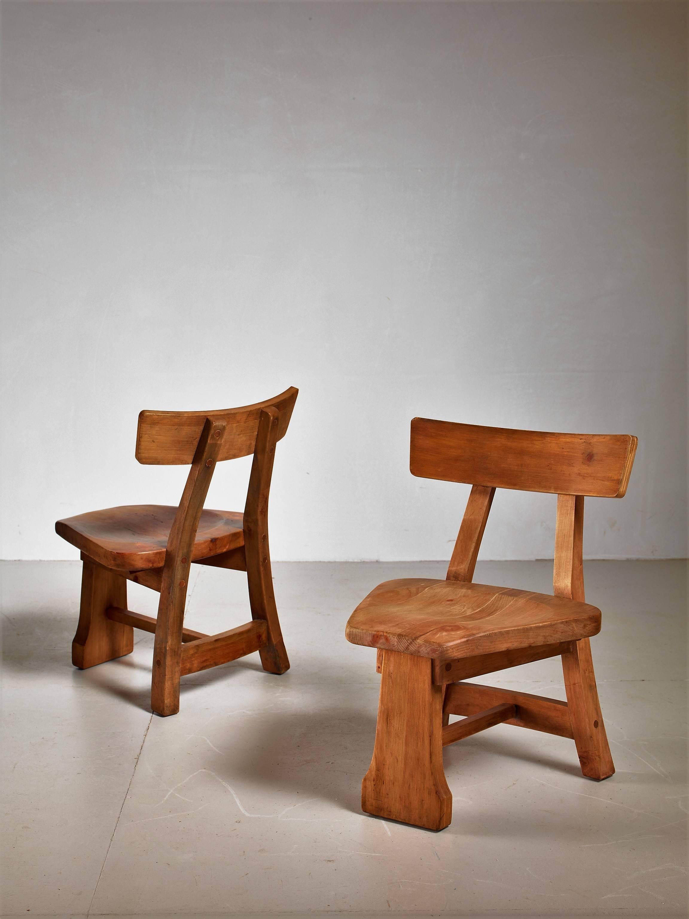 A pair of studio crafted chairs of knotty pine by Habitant Shops. The chairs are marked by Habitant Shops and are in a great vintage condition.
 
       